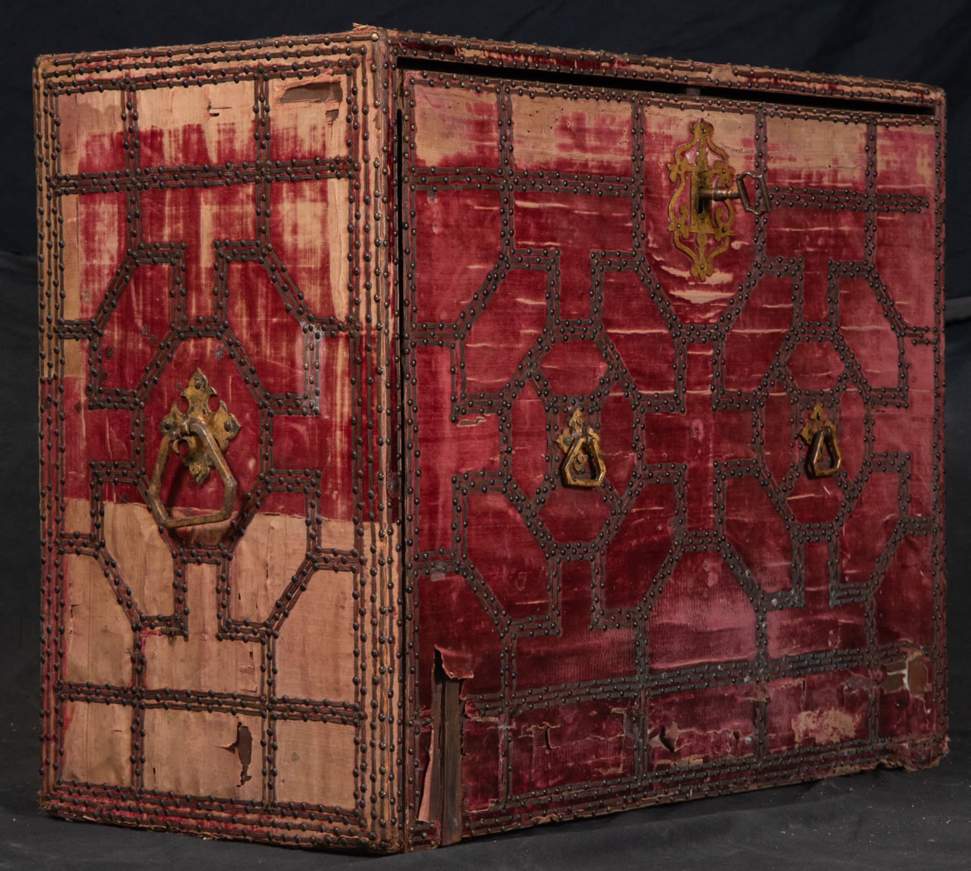 Desk-Type cabinet in velvet and silver-coated drawers, Hispano Flemish work from the 17th century - Image 3 of 6