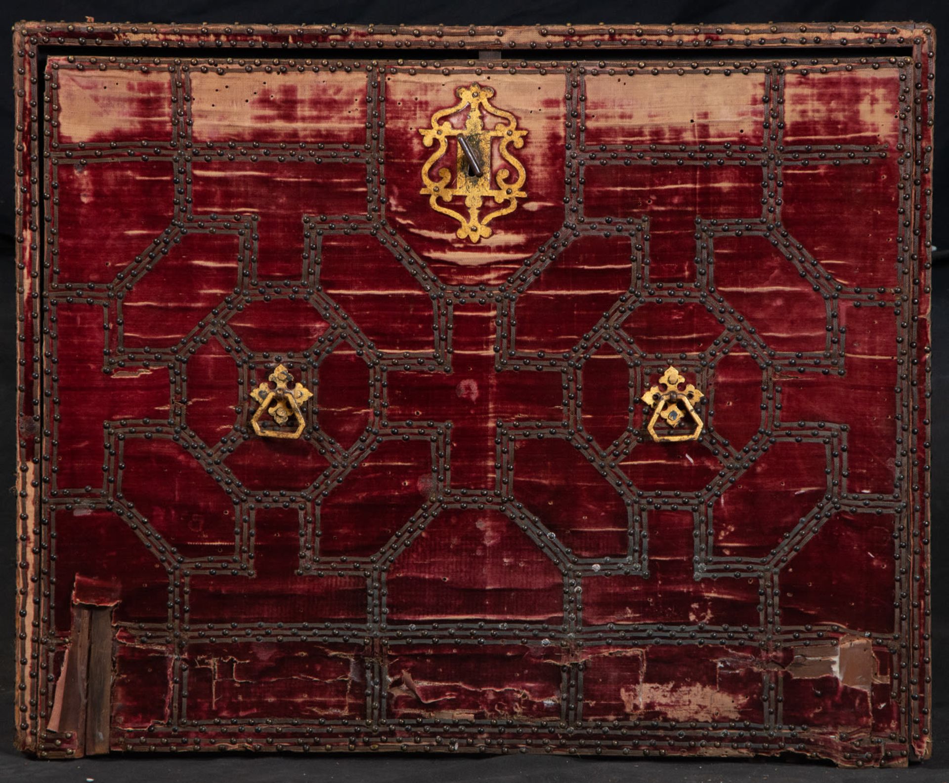 Desk-Type cabinet in velvet and silver-coated drawers, Hispano Flemish work from the 17th century - Image 4 of 6