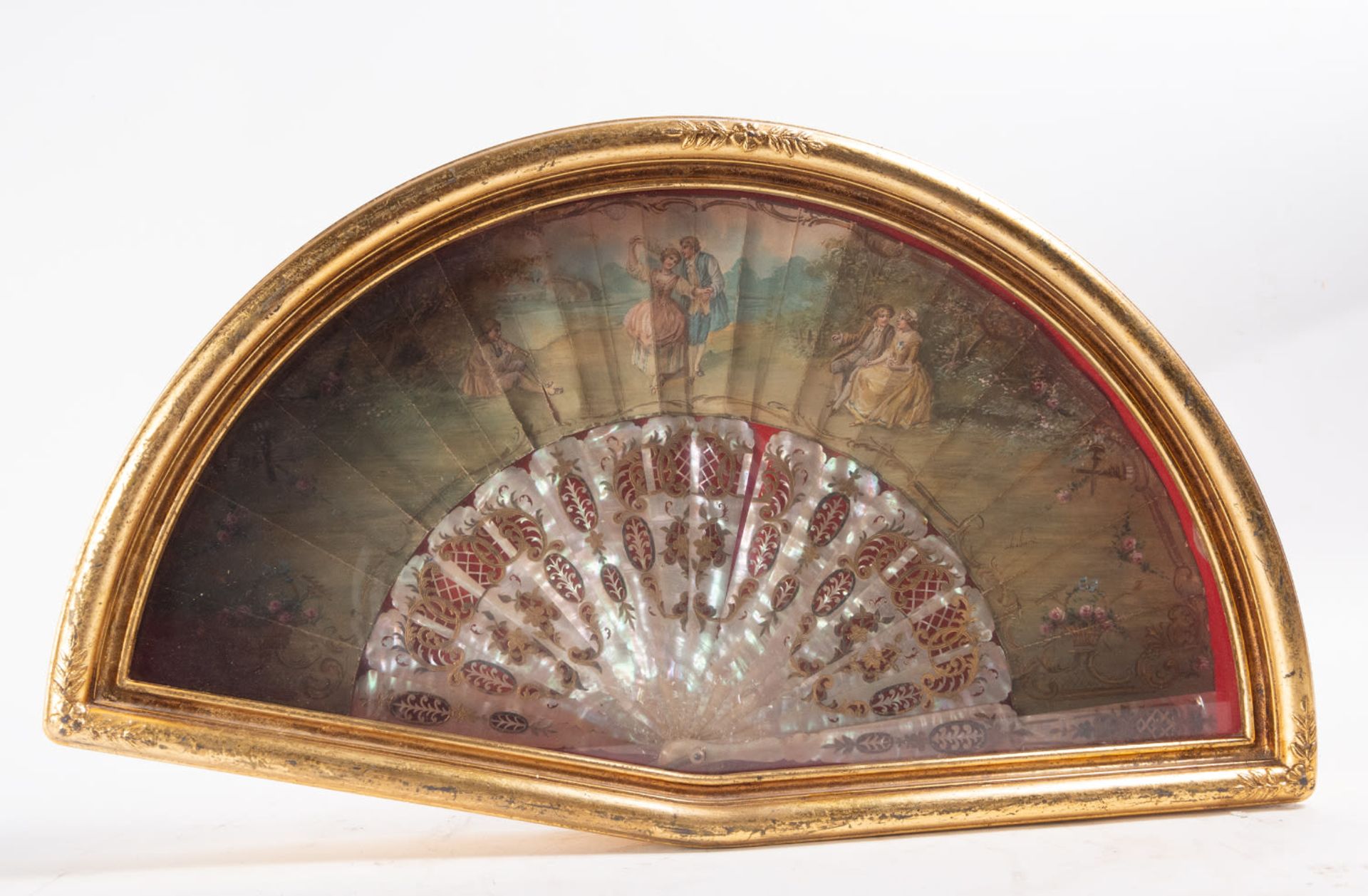 Framed French fan depicting a Romantic scene in mother-of-pearl, 19th century - Image 2 of 2