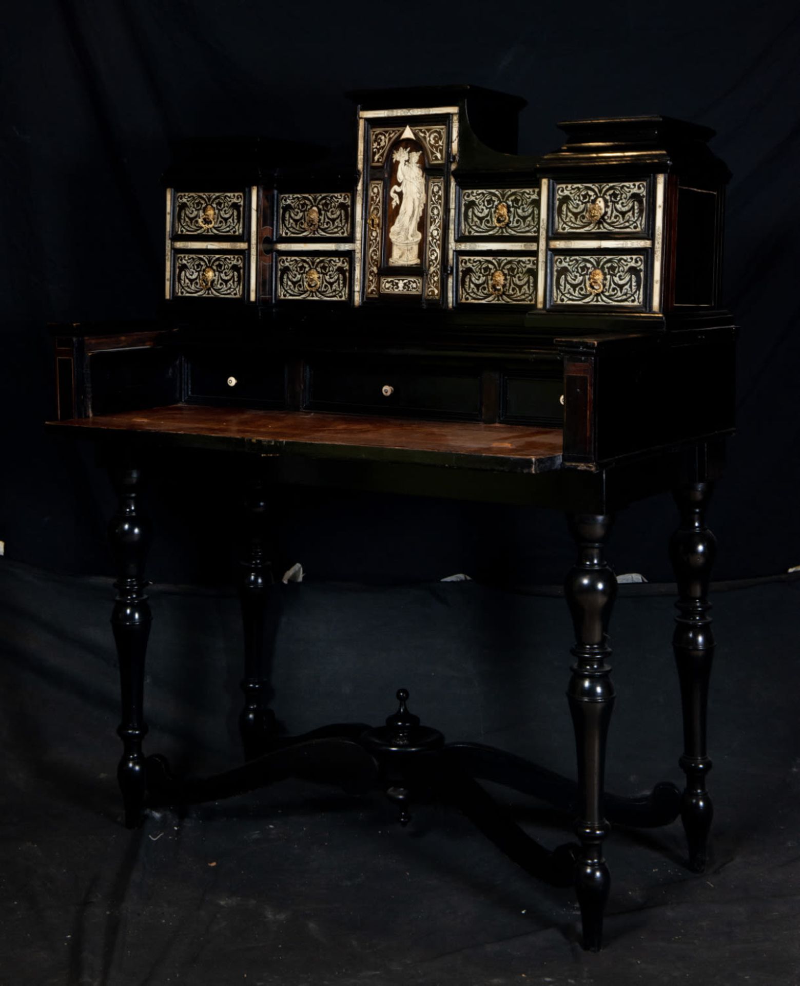 Important Florentine Desk in Ebonized Wood, Rosewood and bone inlays, 18th century Italian work - Image 9 of 10