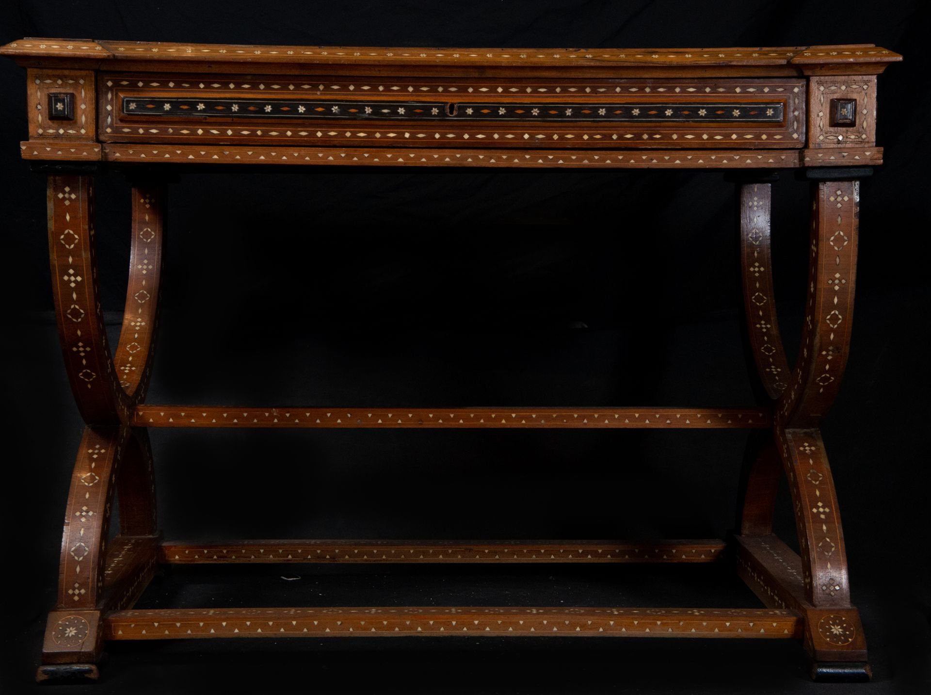 Exceptional Piedmontese Table in Bone inlay, Italian work of the 18th century