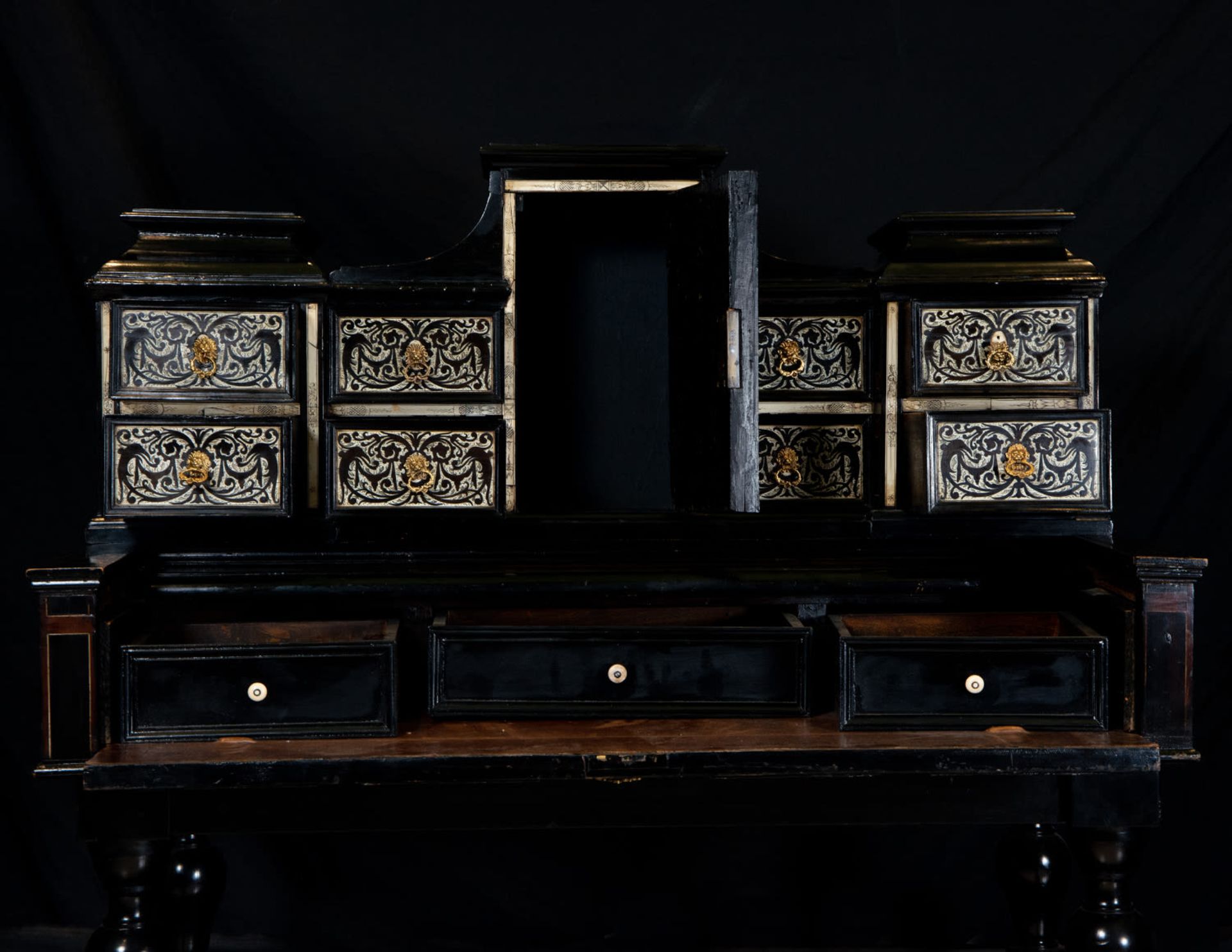 Important Florentine Desk in Ebonized Wood, Rosewood and bone inlays, 18th century Italian work - Image 6 of 10