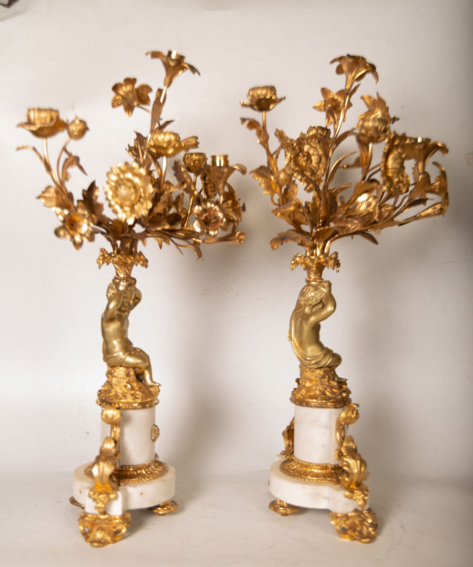 Large three-piece Garniture clock with pair of cherub candlesticks in Marble and gilt bronze, France - Image 2 of 11