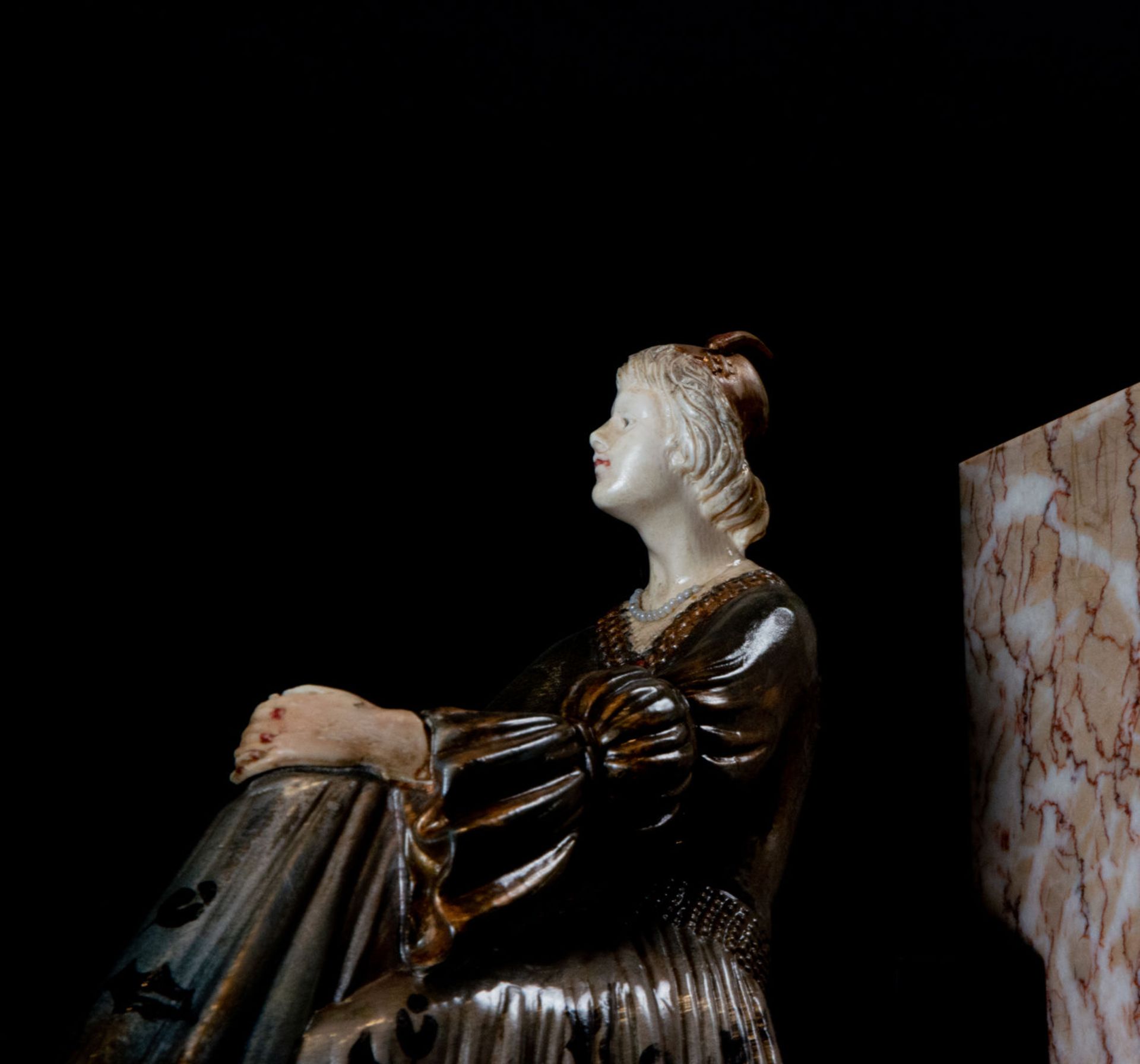 Important Art Deco Trim in Onyx and Marble representing a Lady with a Greyhound, French school from  - Bild 4 aus 12