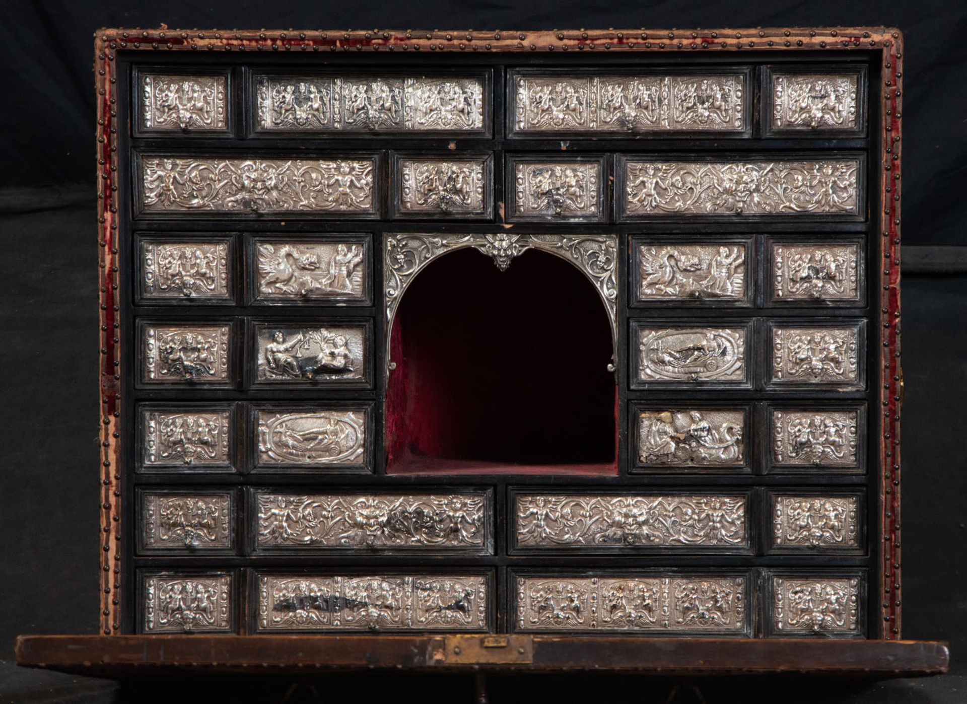 Desk-Type cabinet in velvet and silver-coated drawers, Hispano Flemish work from the 17th century - Image 2 of 6