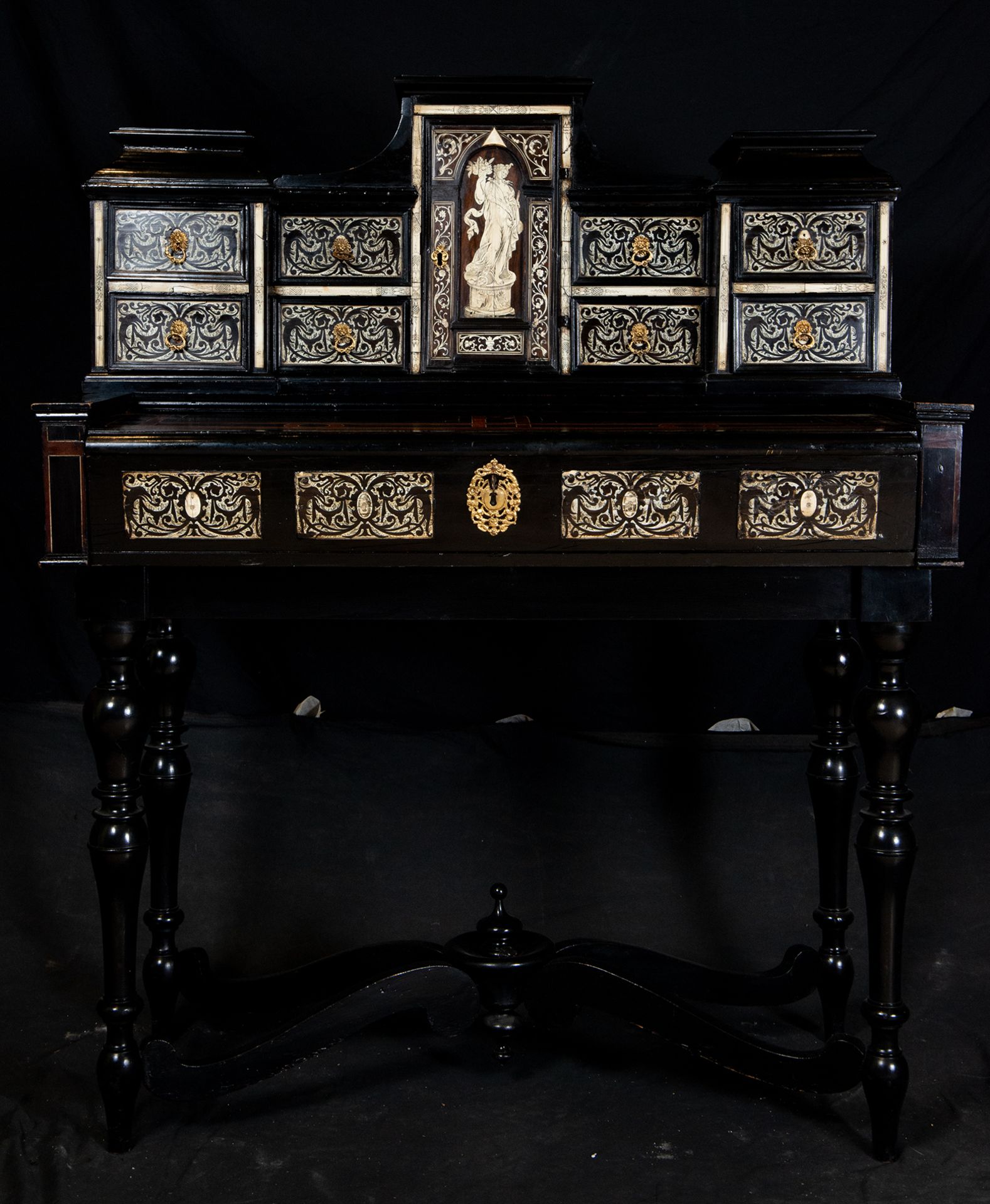 Important Florentine Desk in Ebonized Wood, Rosewood and bone inlays, 18th century Italian work