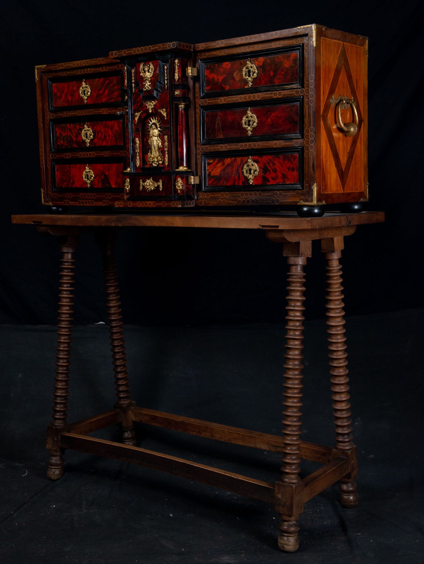 Important Spanish Flamenco Desktop Bargue–o in Tortoiseshell and Gilded Bronze sconces, 18th century - Bild 4 aus 7