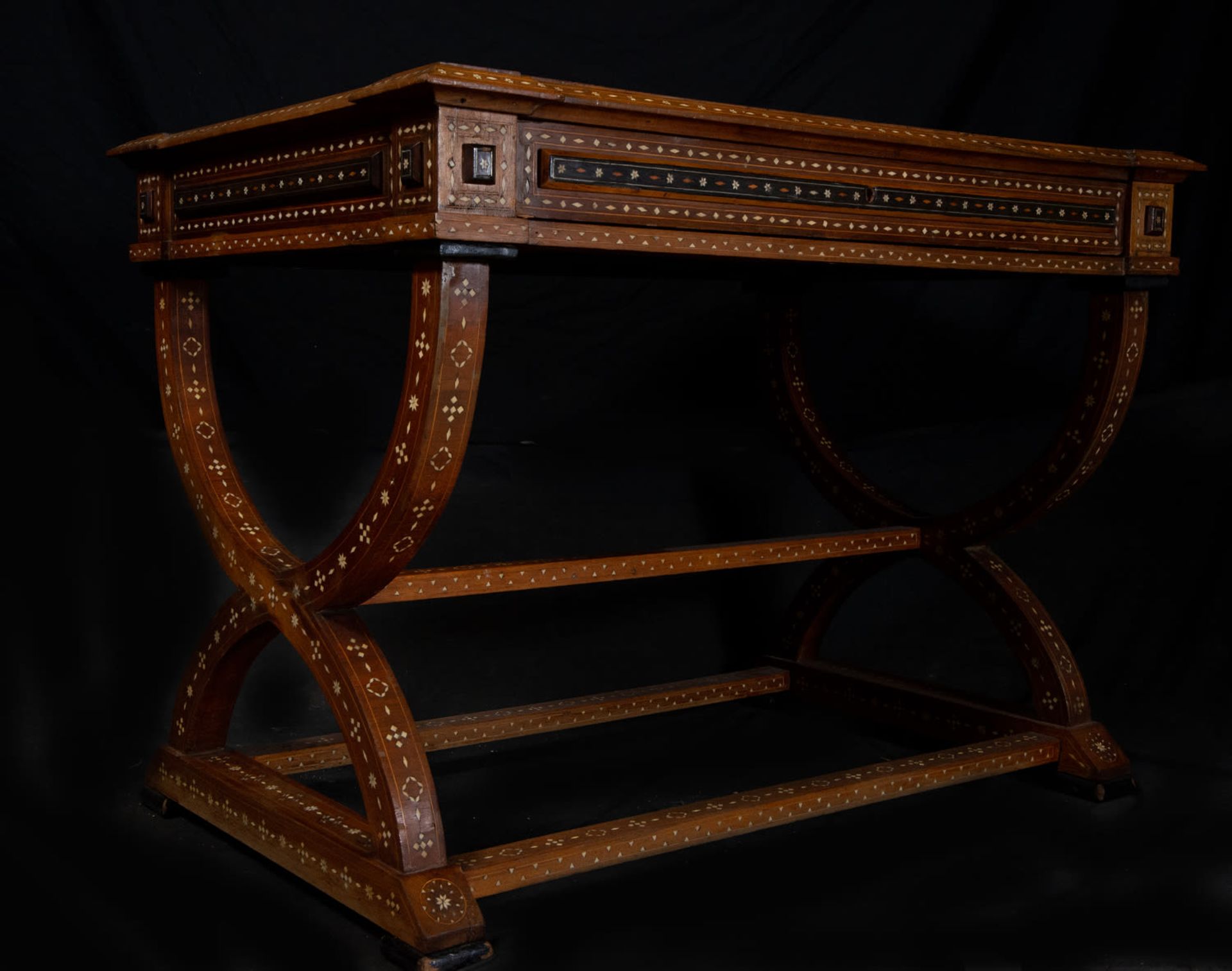 Exceptional Piedmontese Table in Bone inlay, Italian work of the 18th century - Image 6 of 7
