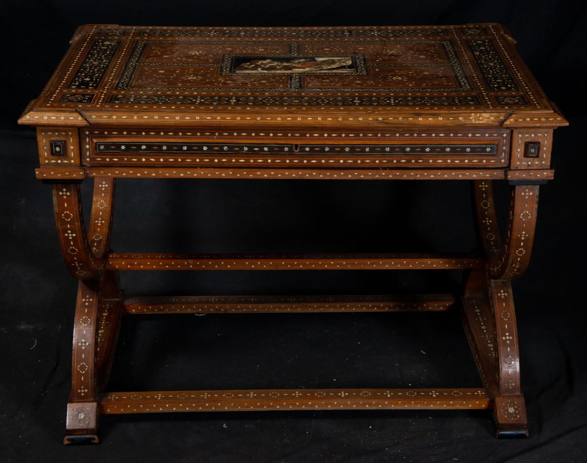 Exceptional Piedmontese Table in Bone inlay, Italian work of the 18th century - Image 3 of 7