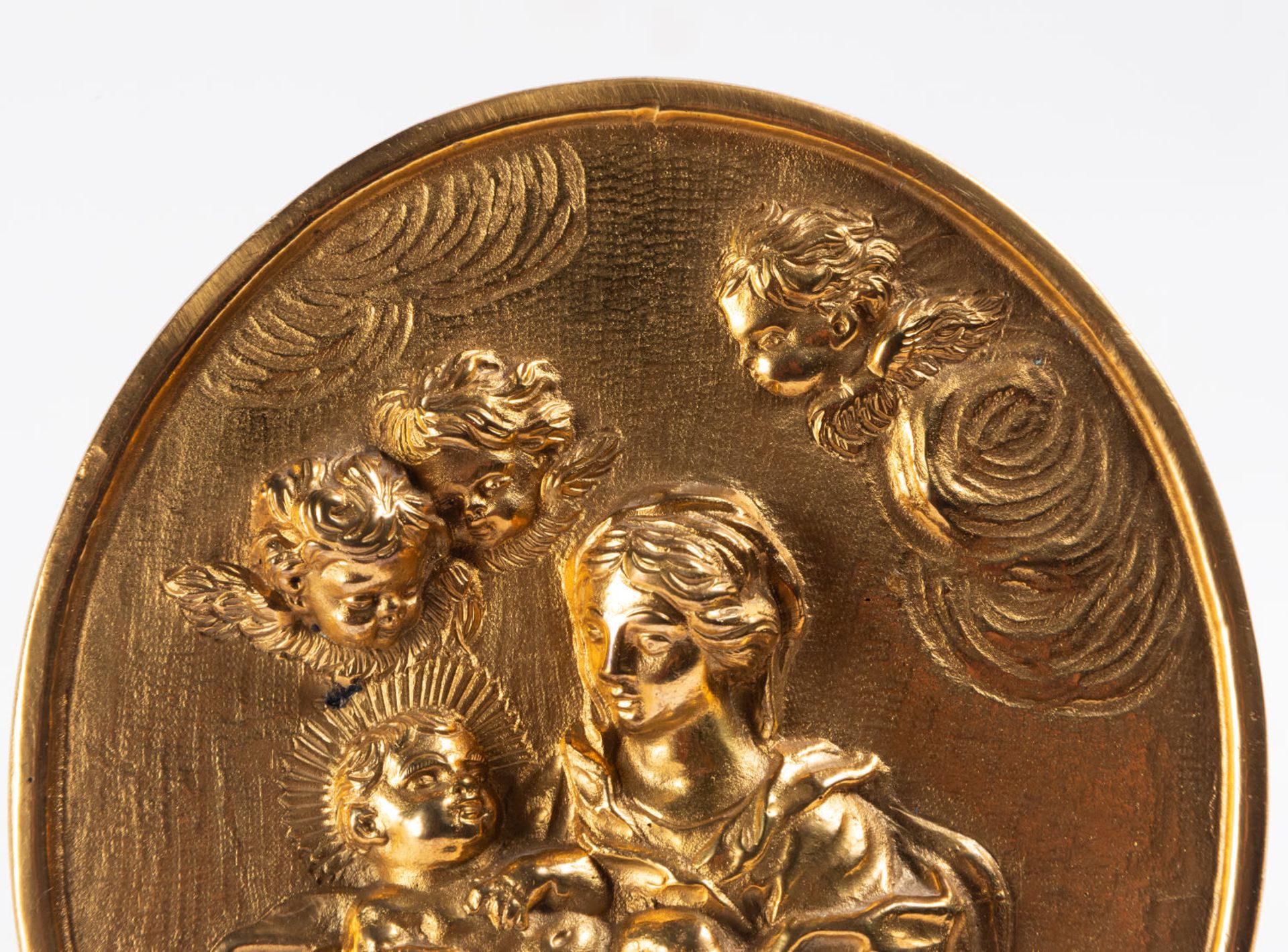 Gilded Embossed Bronze Oval Mercury representing Madonna with Child, Italian school of the 18th cent - Bild 3 aus 6