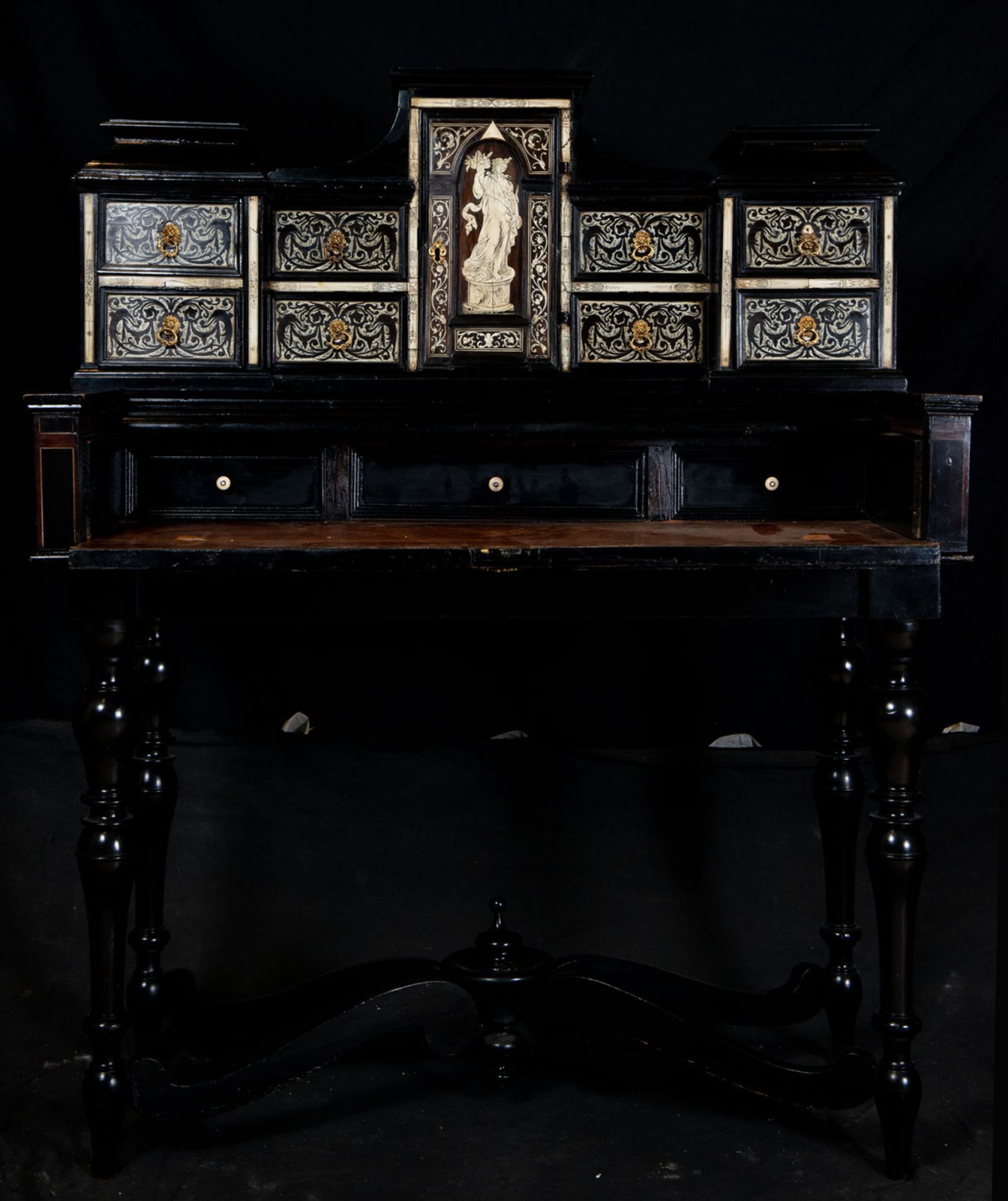 Important Florentine Desk in Ebonized Wood, Rosewood and bone inlays, 18th century Italian work - Image 4 of 10