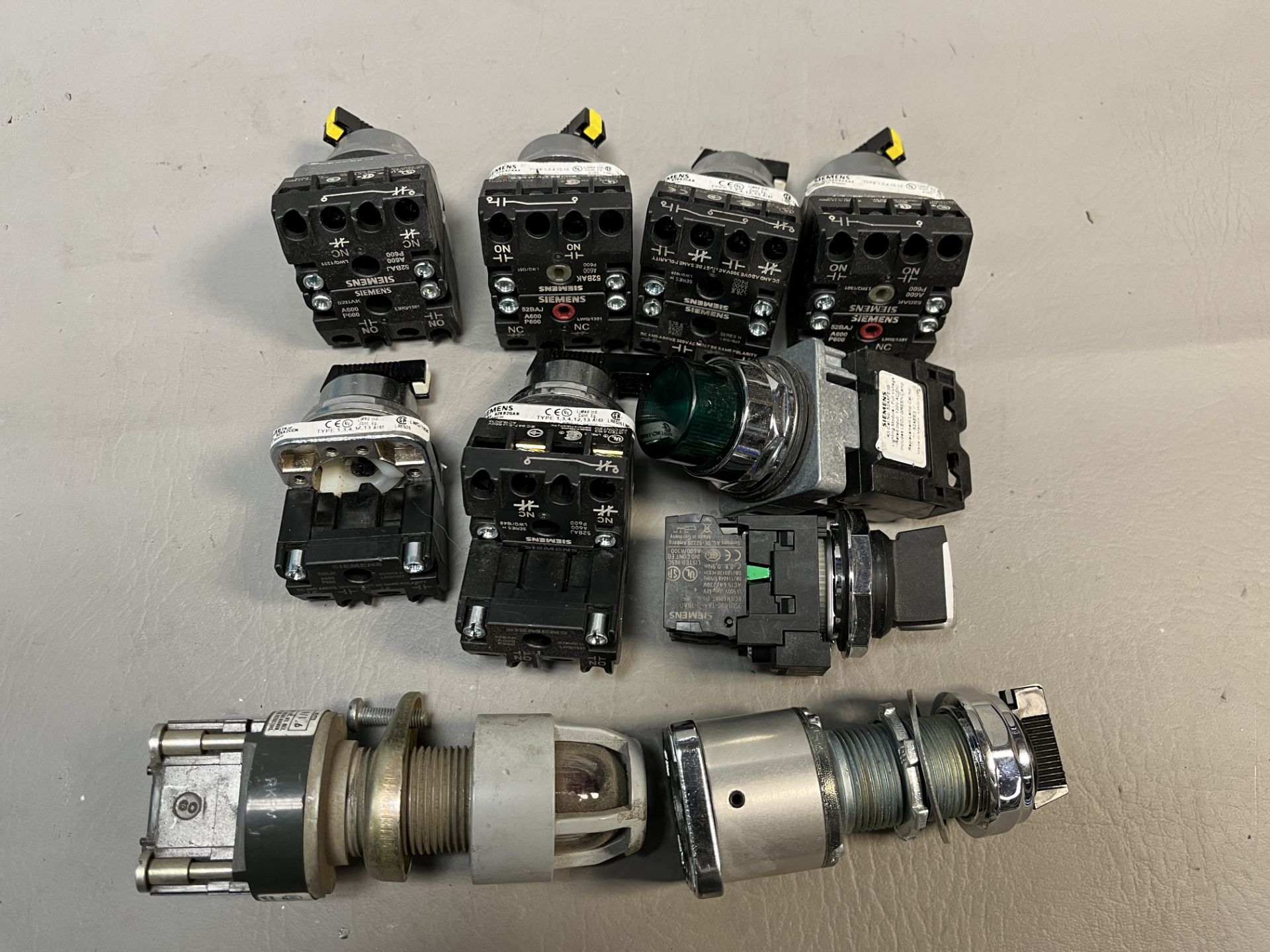 Lof of various Siemens selector switches