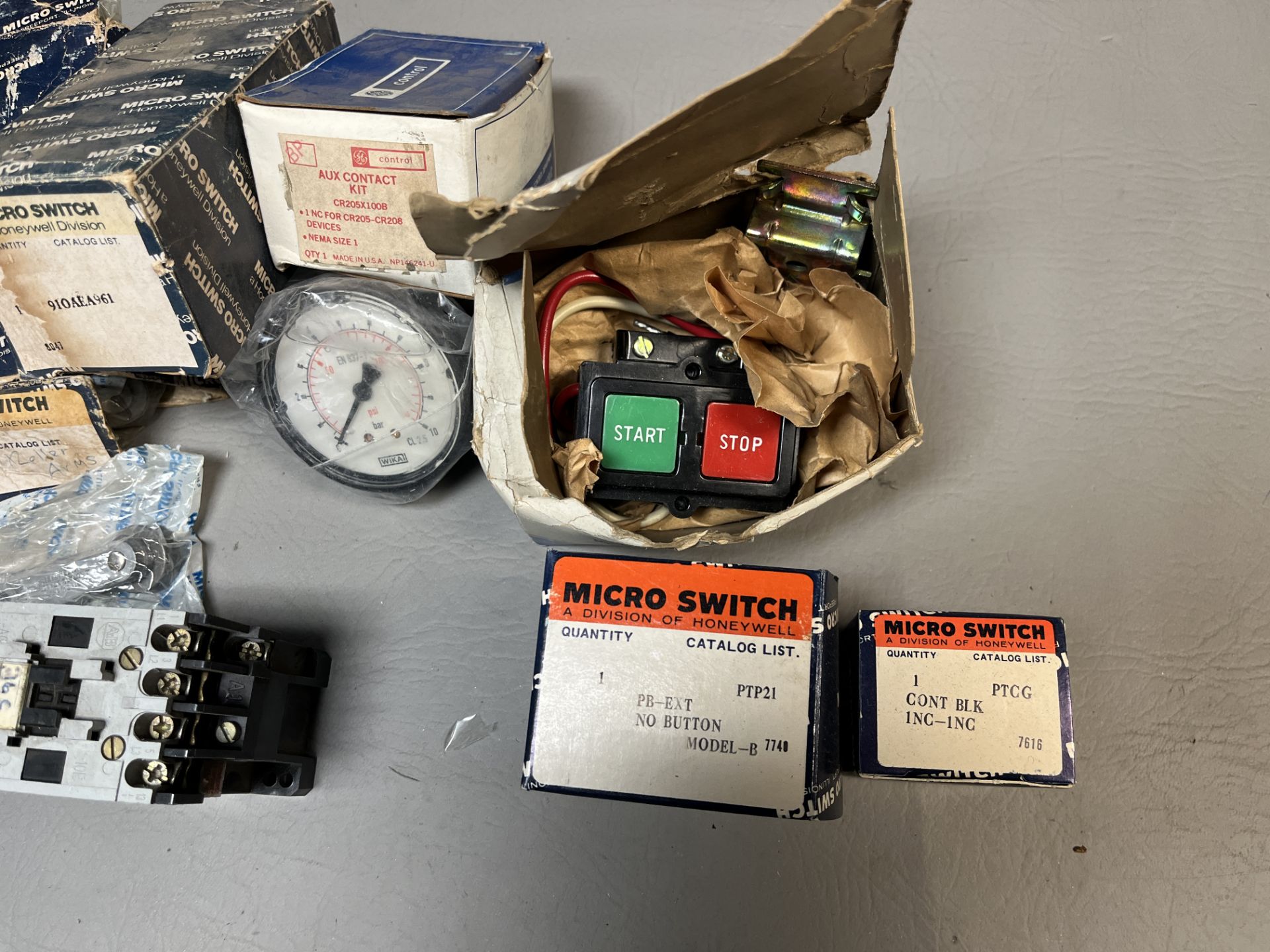 Lot of Micro Switch parts - Image 2 of 3