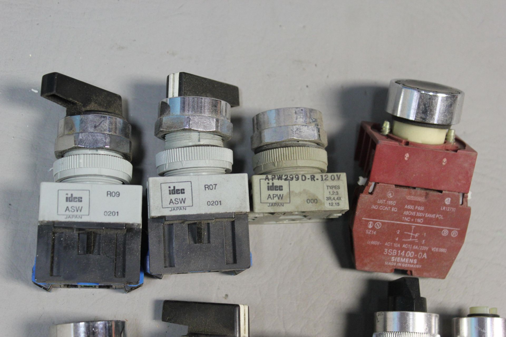 LOT OF INDUSTRIAL SWITCHES - Image 3 of 3