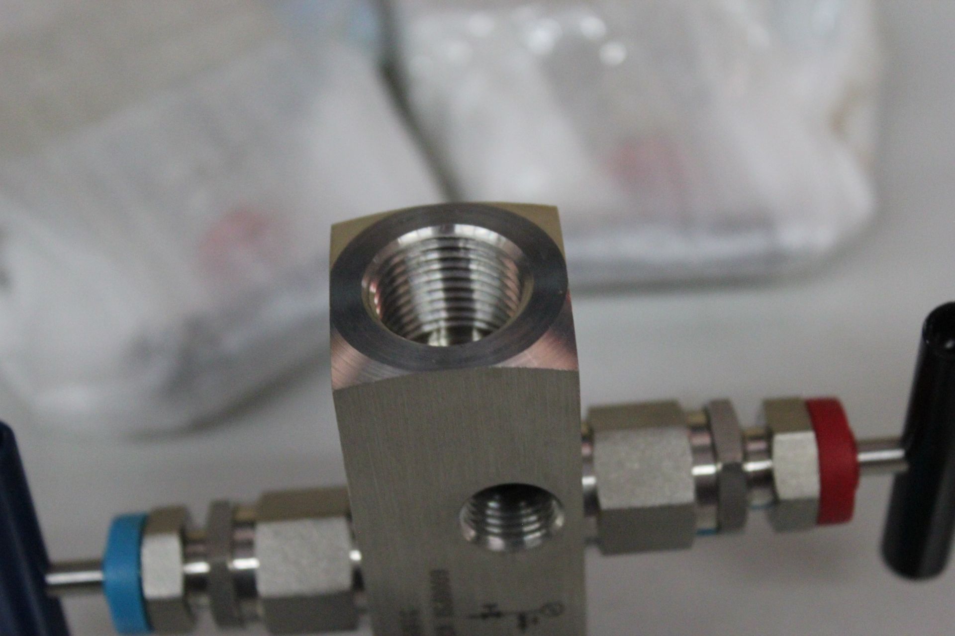 LOT OF NEW SS HIGH PRESSURE BLOCK & BLEED VALVES - Image 7 of 8