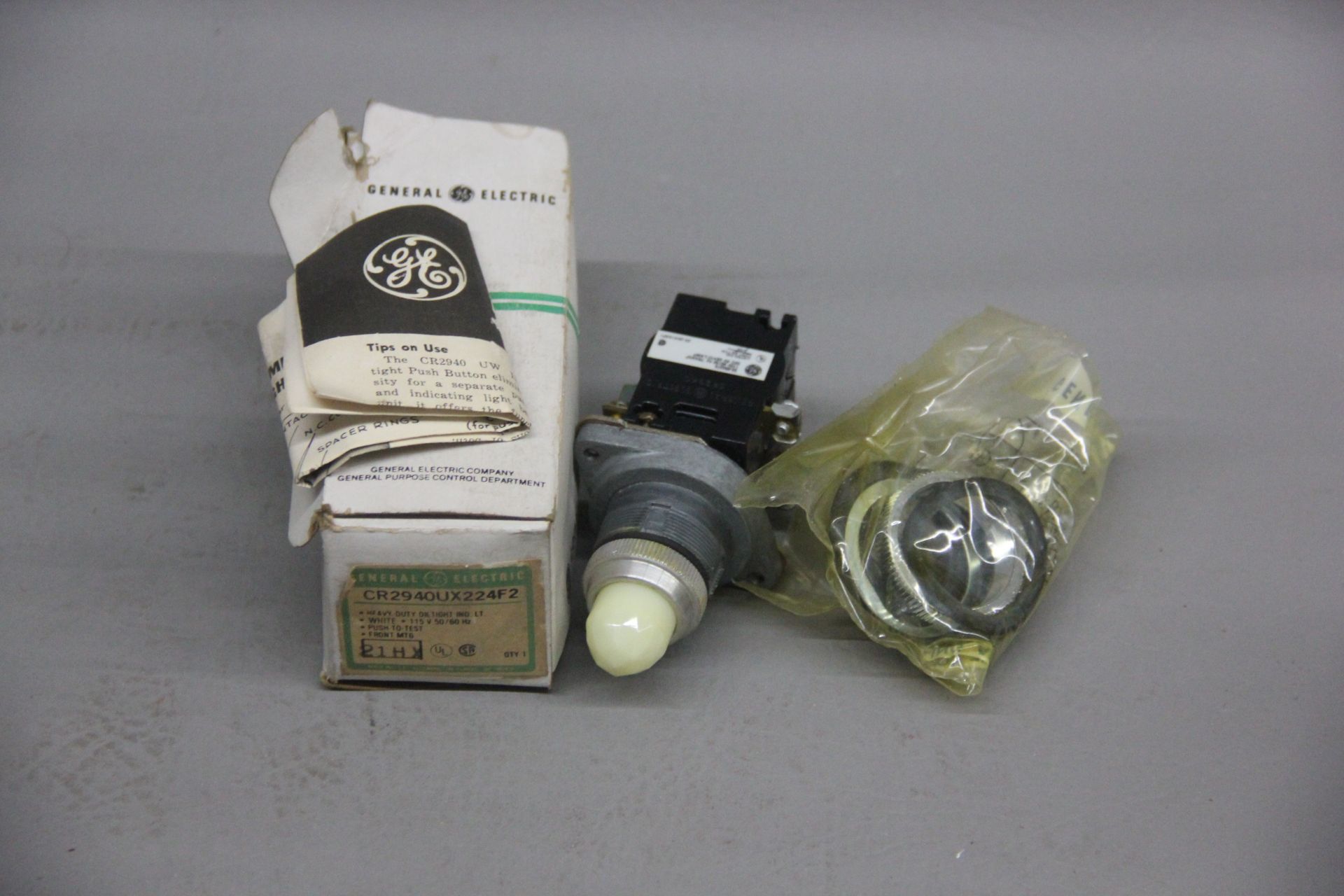 NEW GE ILLUMINATED OILTIGHT PUSHBUTTON