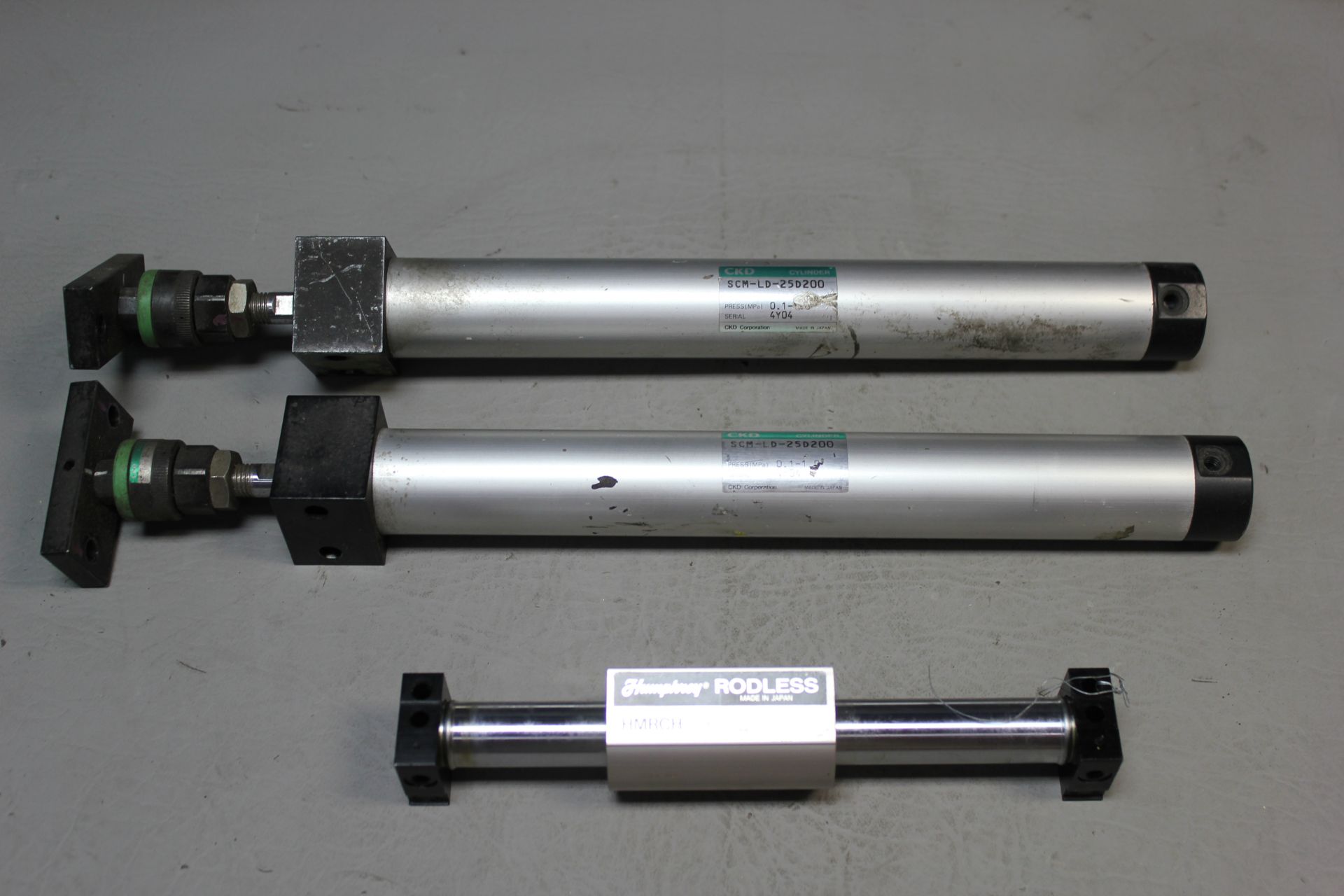 LOT OF PNEUMATIC CYLINDERS