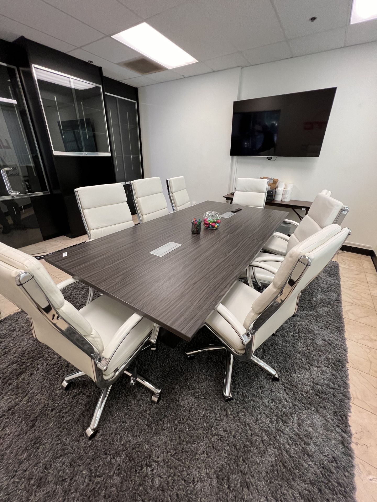 CONFERENCE DESK WITH CHAIRS - Image 4 of 5