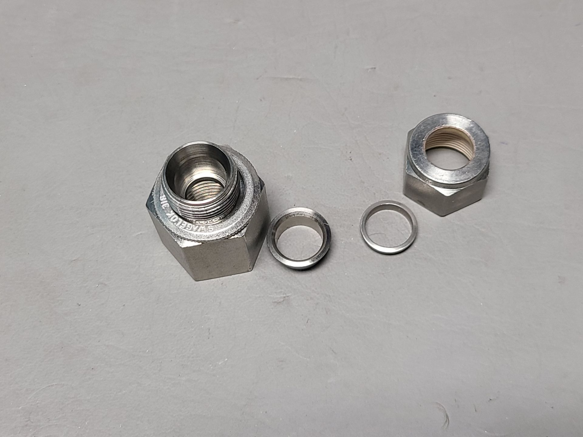 LOT OF SWAGELOK STAINLESS STEEL FITTINGS - Image 5 of 5