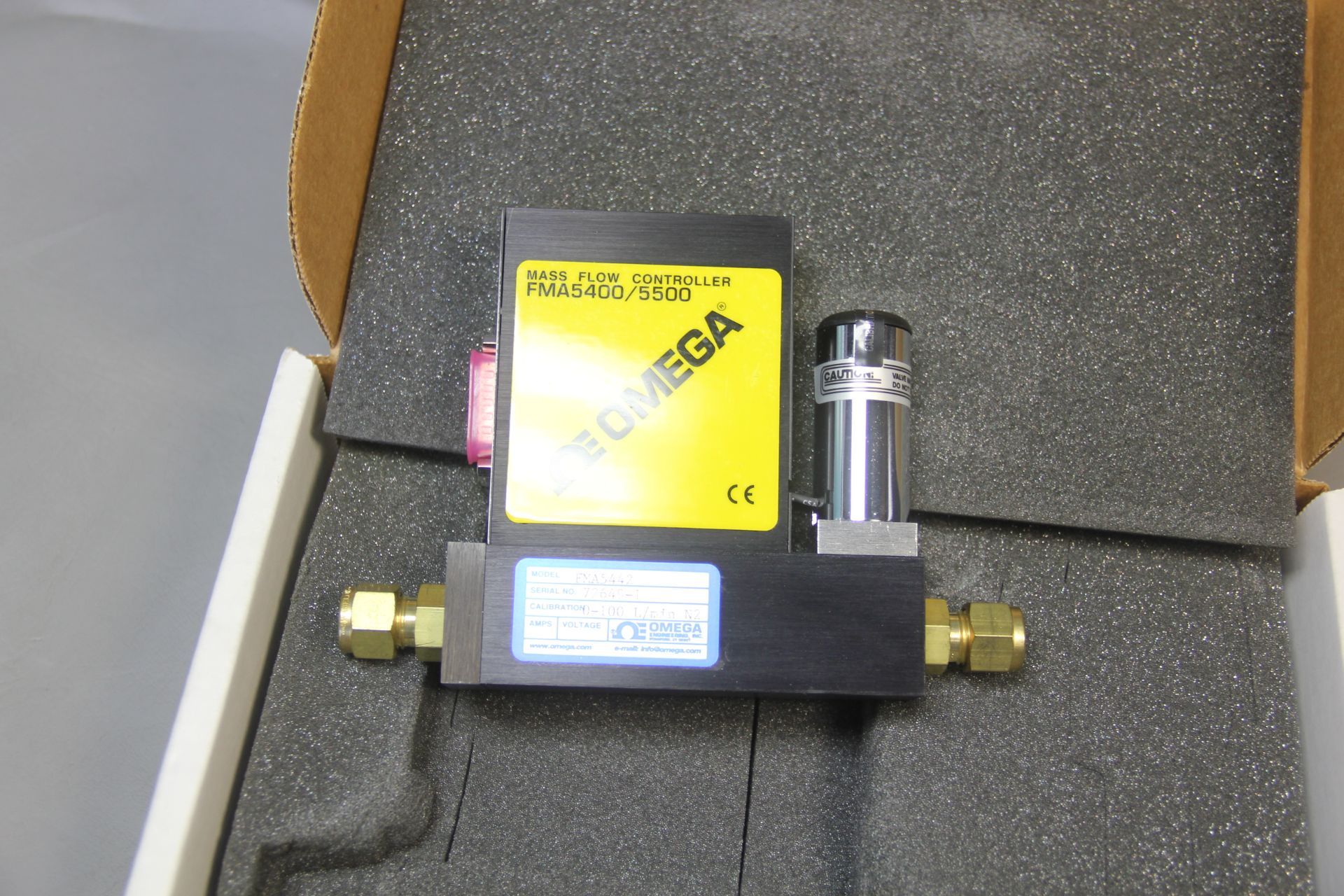 OMEGA MASS FLOW CONTROLLER IN BOX - Image 4 of 7