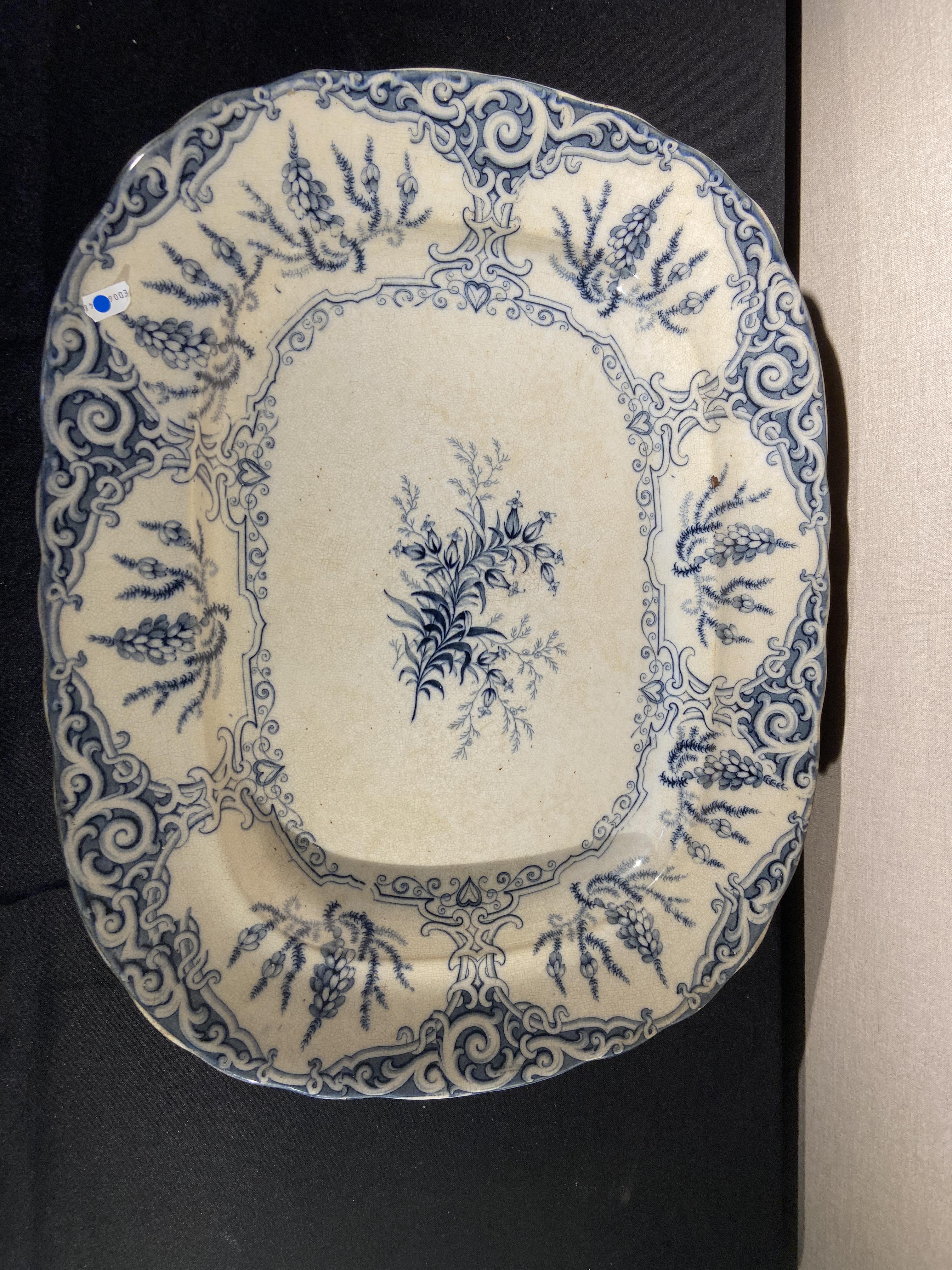 An early 19th century Davenport meat plate and a 'Heath' pattern blue and white meat plate - Image 2 of 10