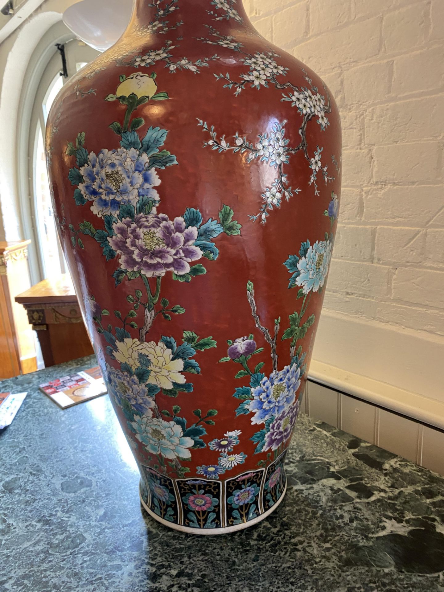 A large late 19th century Japanese tomato ground vase - Image 8 of 12