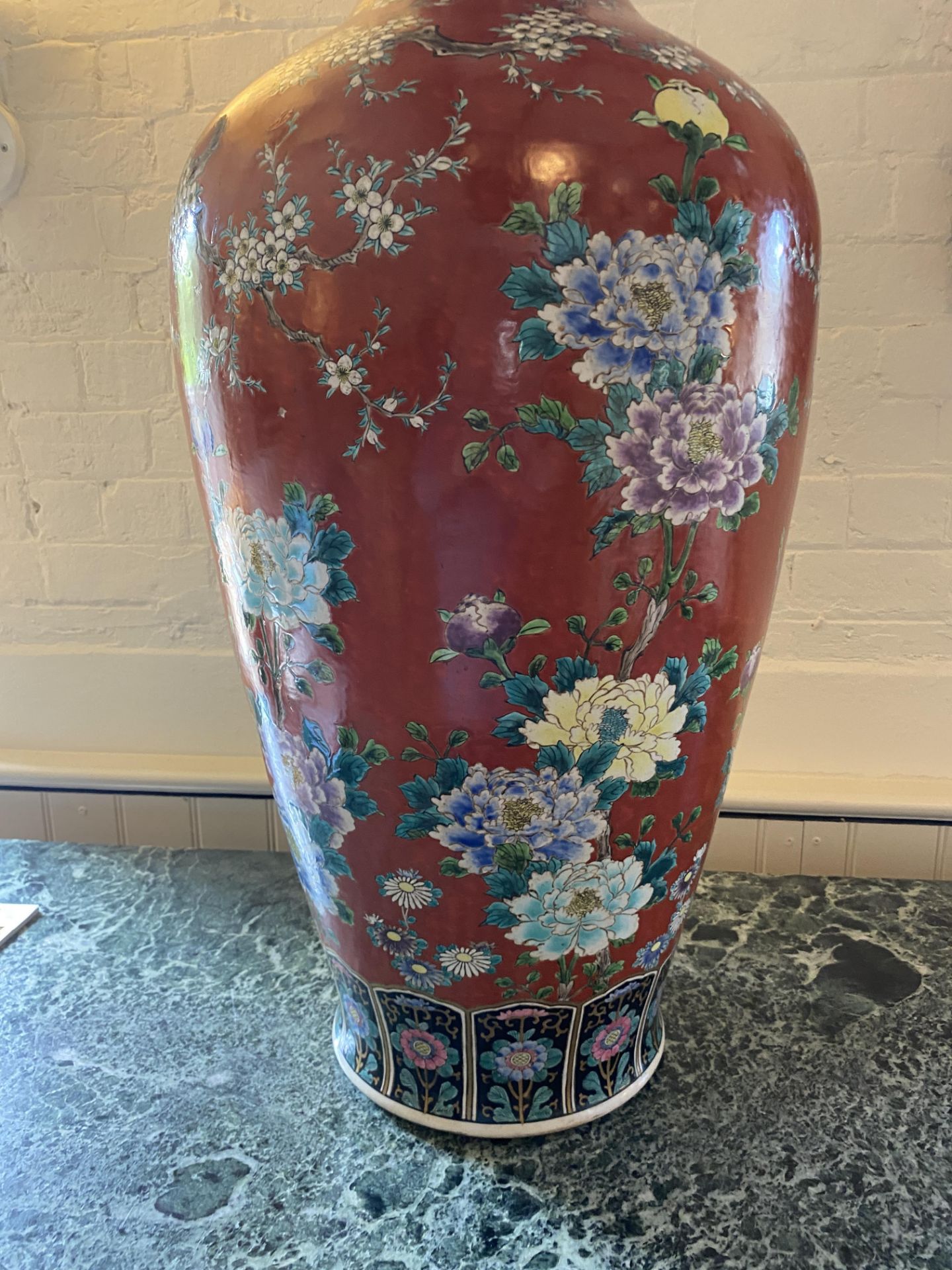 A large late 19th century Japanese tomato ground vase - Image 6 of 12