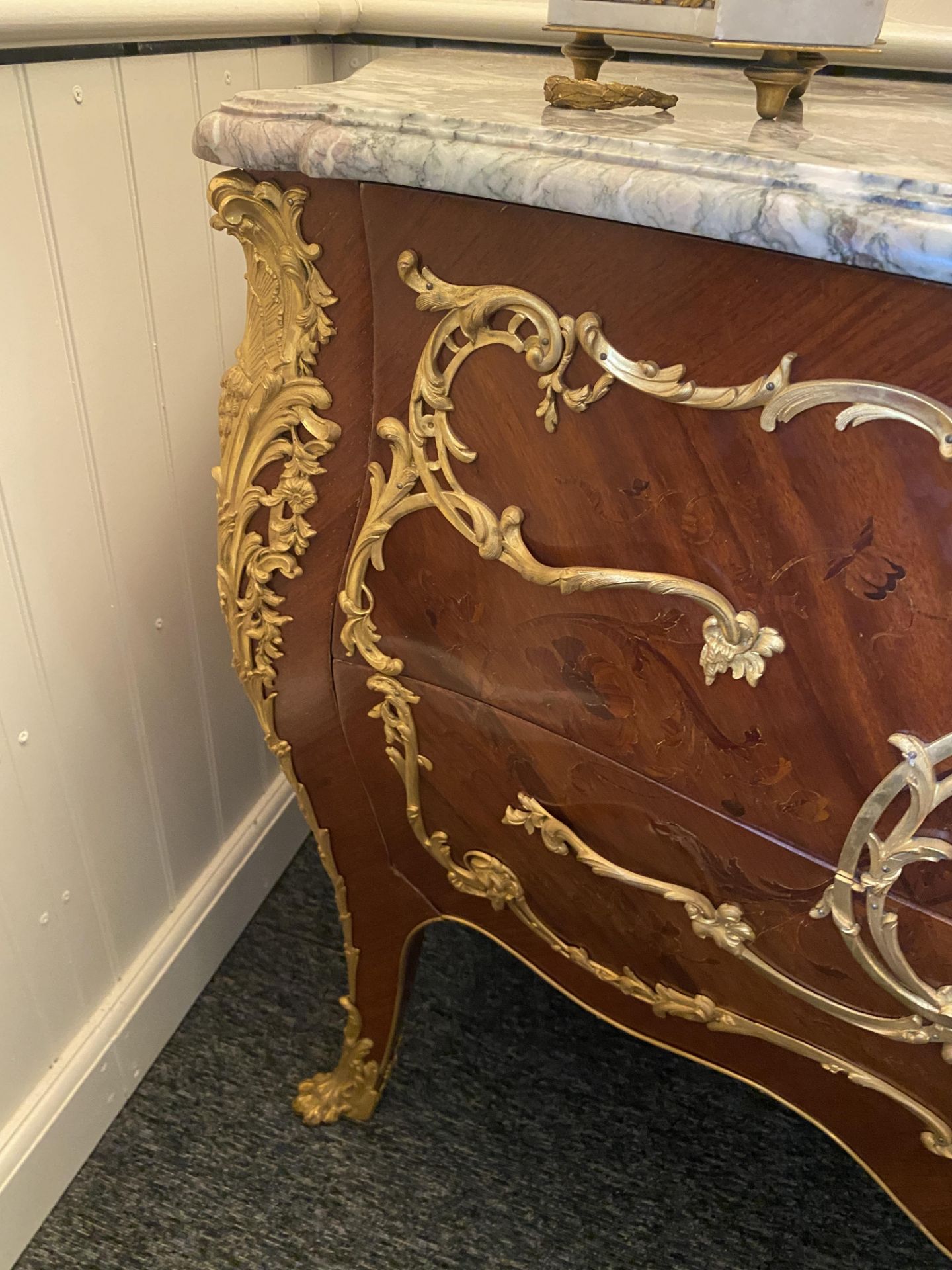 A late 19th century / early 20th century Louis XV style kingwood and marquetry commode retailed by M - Image 5 of 10