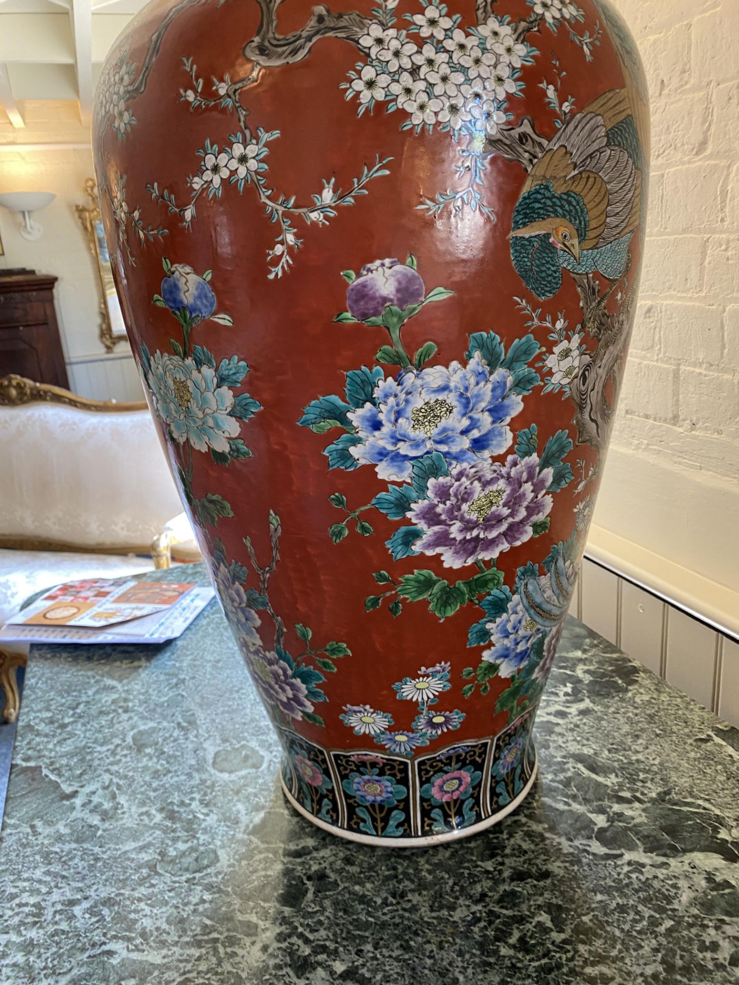 A large late 19th century Japanese tomato ground vase - Image 10 of 12
