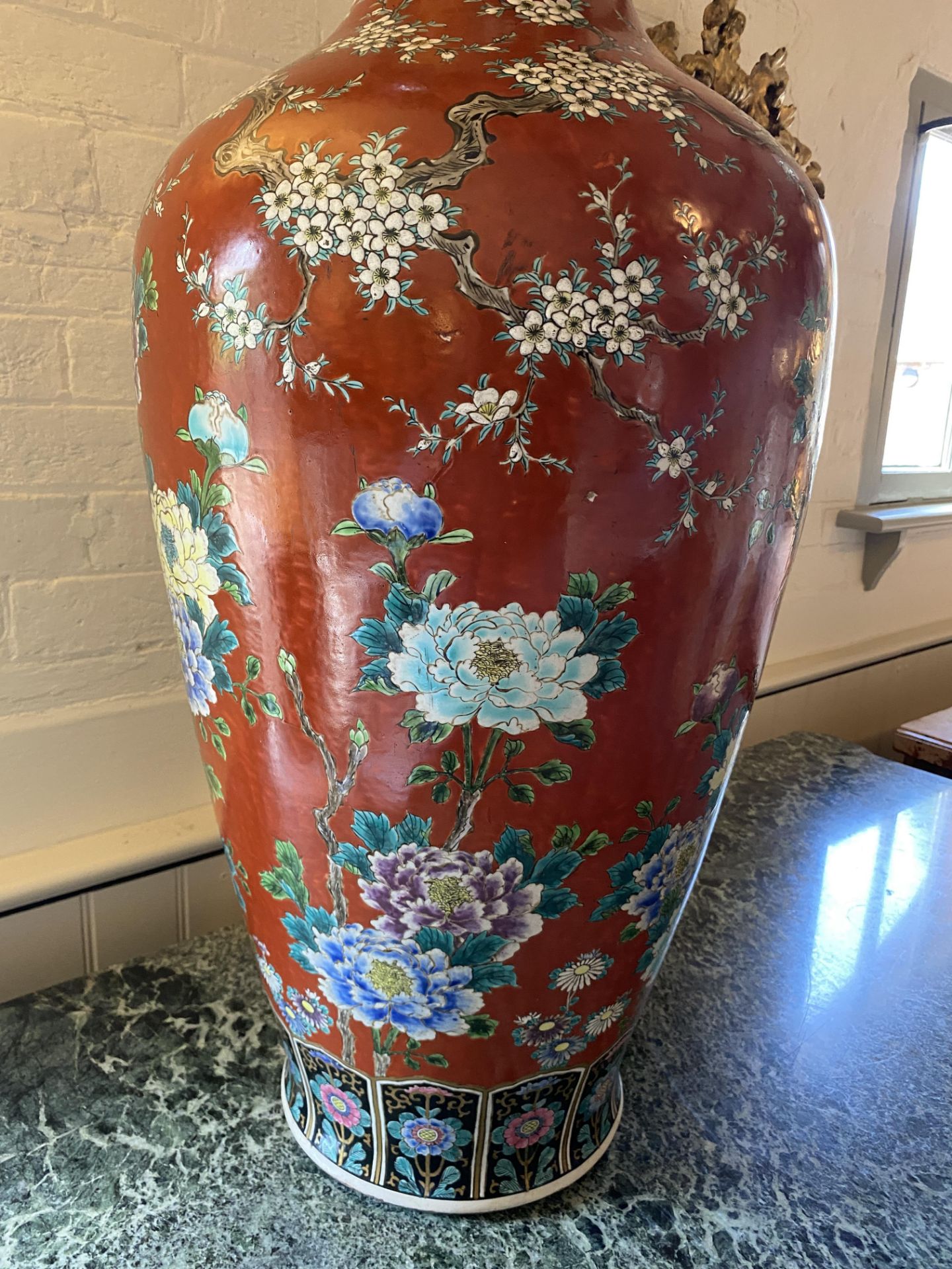 A large late 19th century Japanese tomato ground vase - Image 3 of 12