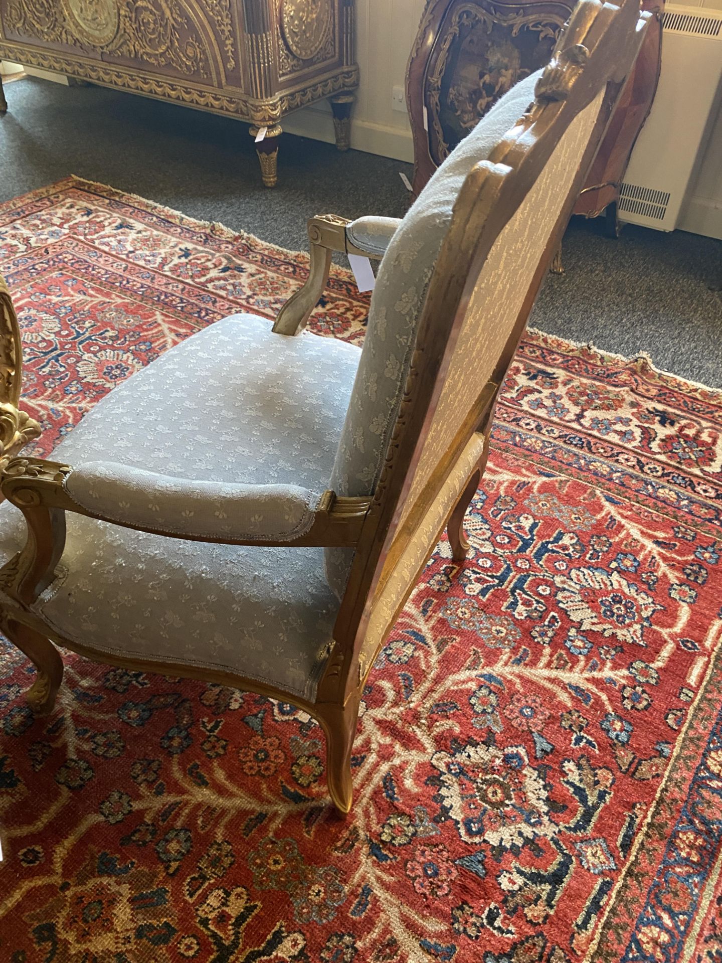 A pair of 20th century Louis XV style giltwood fauteuils - Image 10 of 11