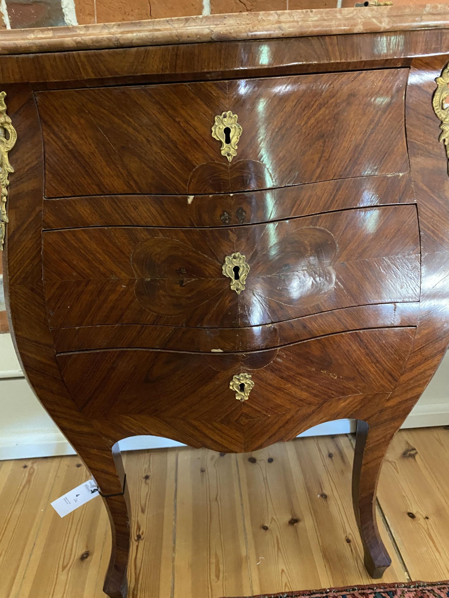 A pair of 19th century Italian kingwood and gilt bronze mounted commodes - Image 7 of 13