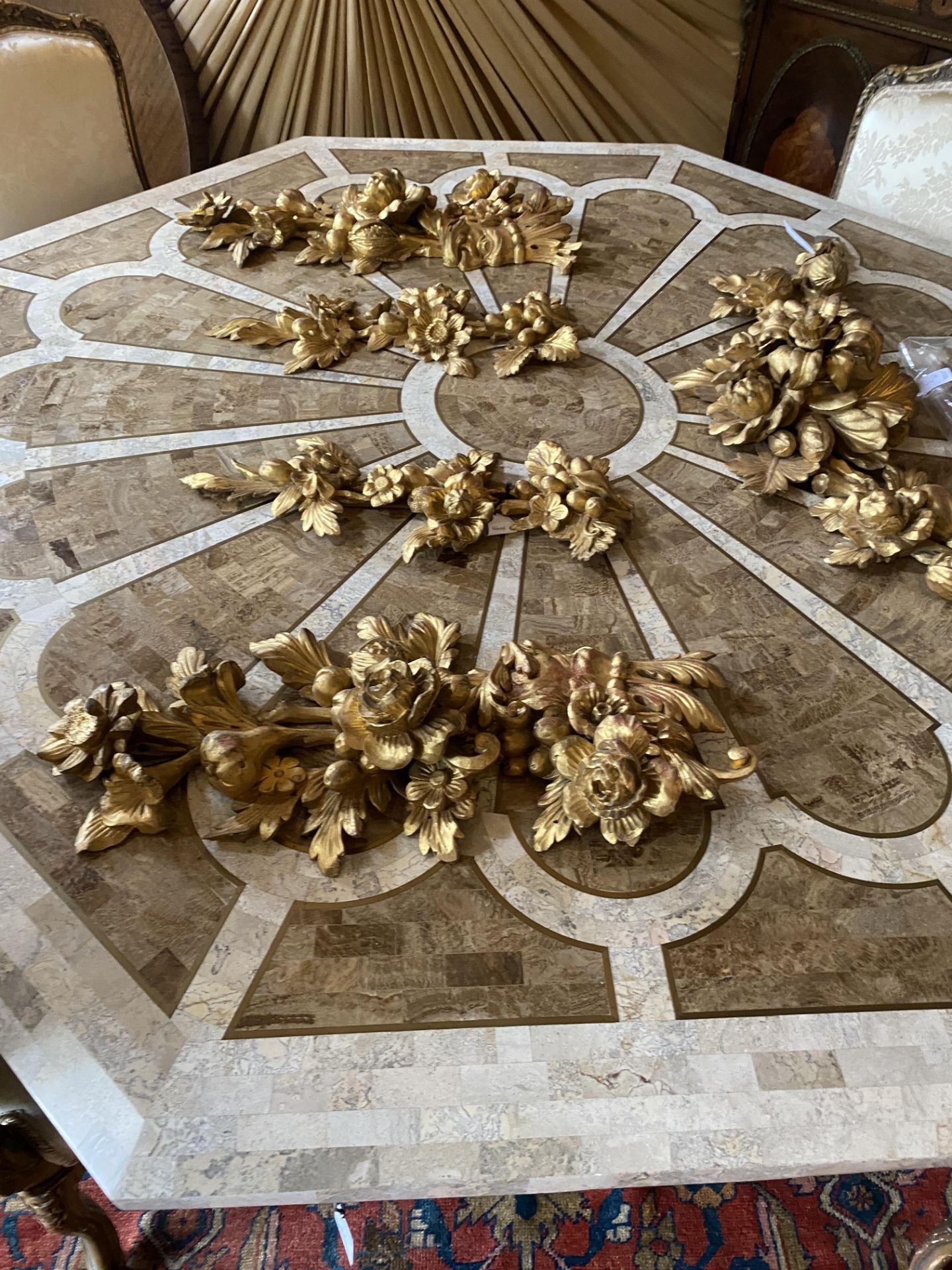 An octagonal marble veneered centre table - Bild 8 aus 12