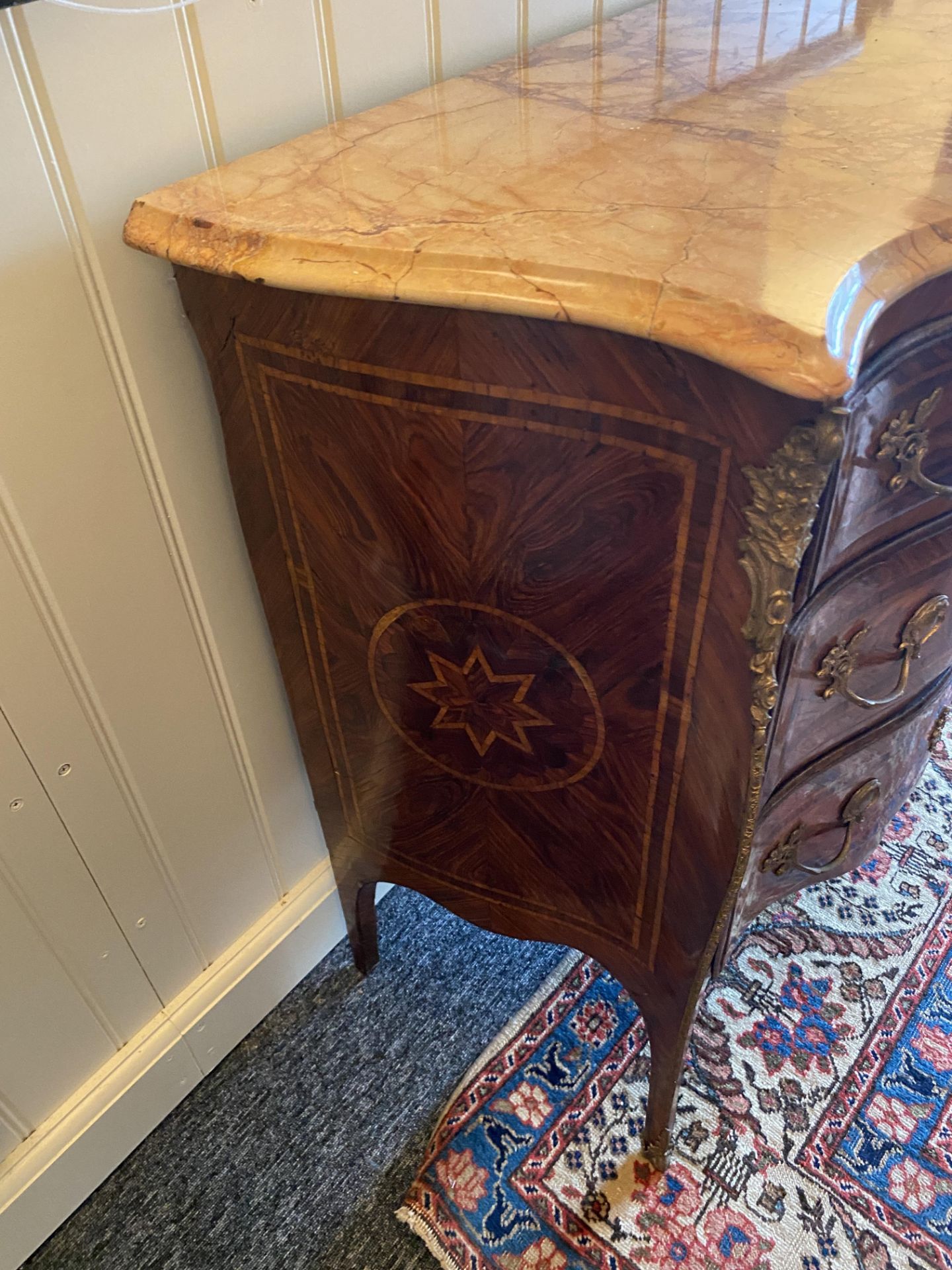 An 18th century Neapolitan kingwood serpentine petit commode - Image 5 of 8