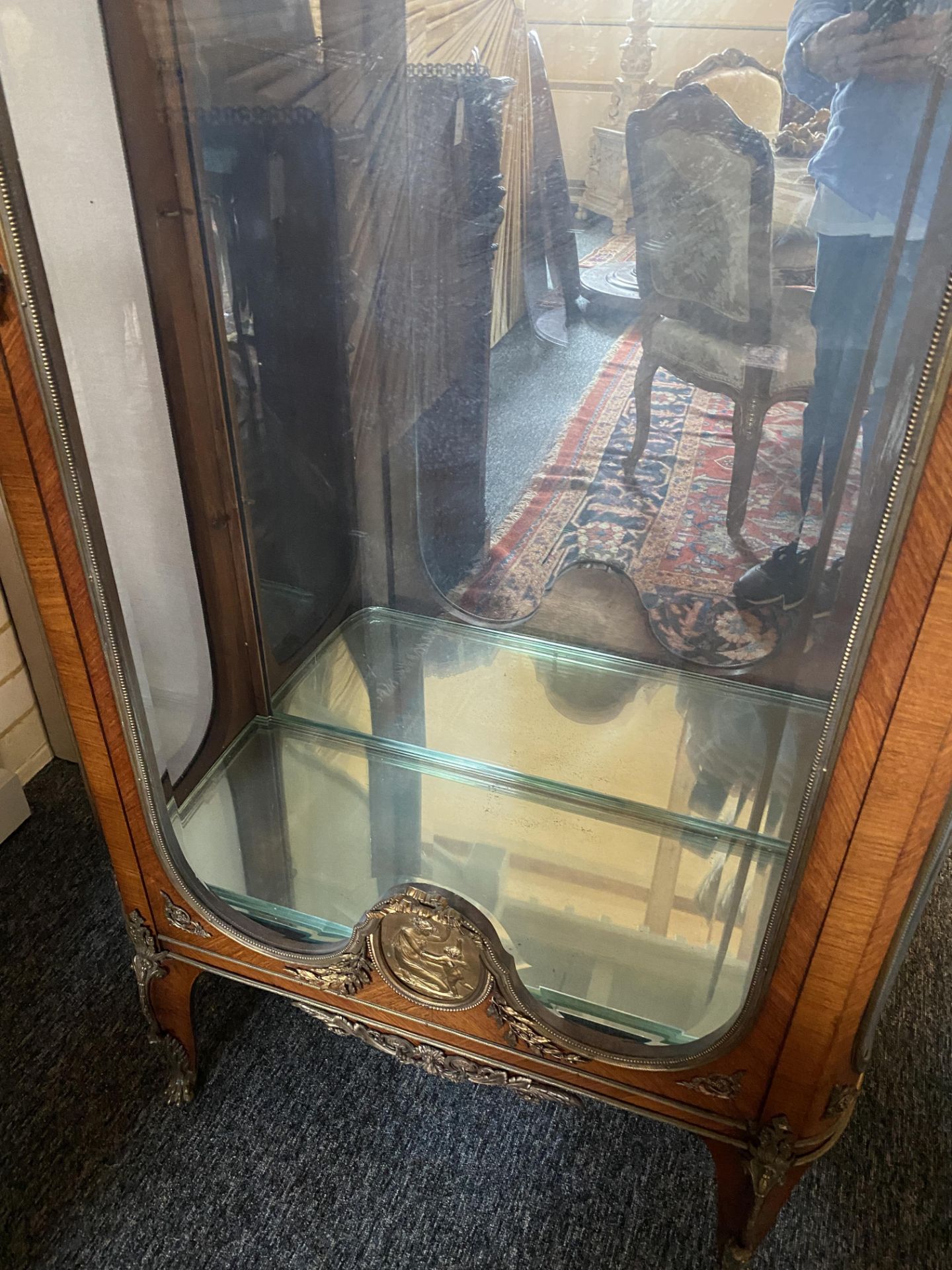 A 19th century French kingwood and gilt bronze mounted display cabinet - Image 5 of 15