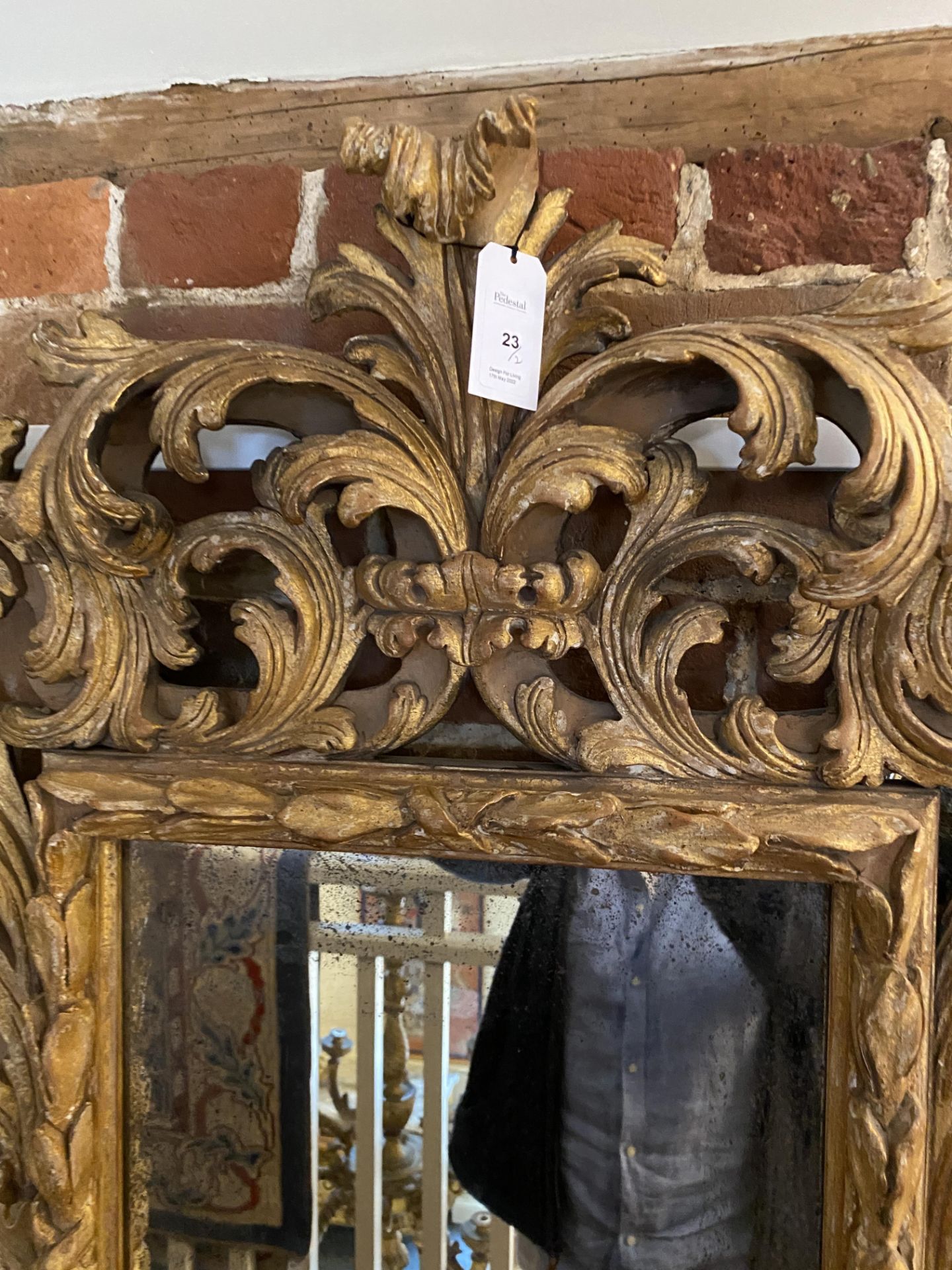 A pair of 17th century style Florentine carved gilt wood mirrors - Image 17 of 26