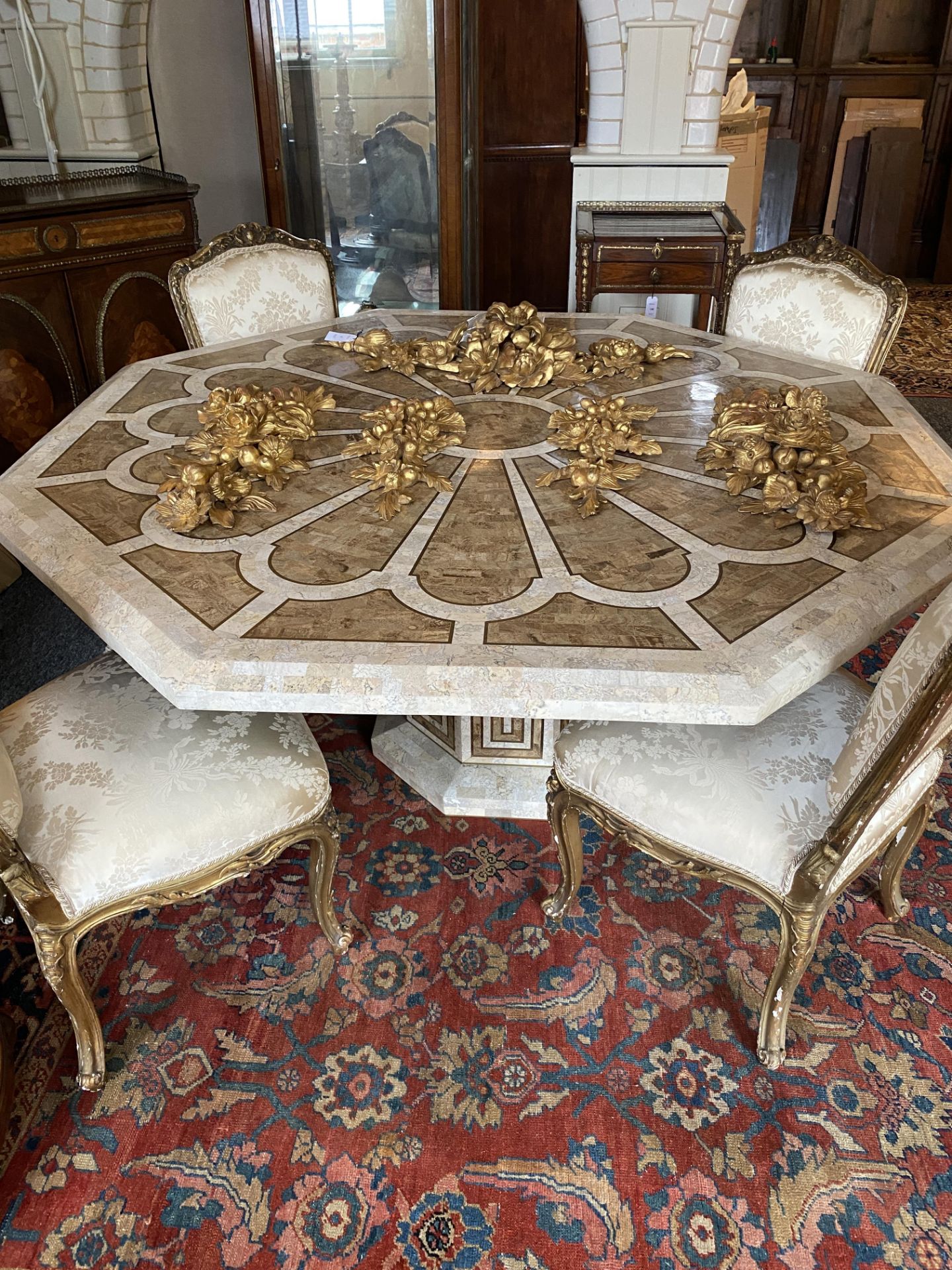 An octagonal marble veneered centre table - Bild 2 aus 12