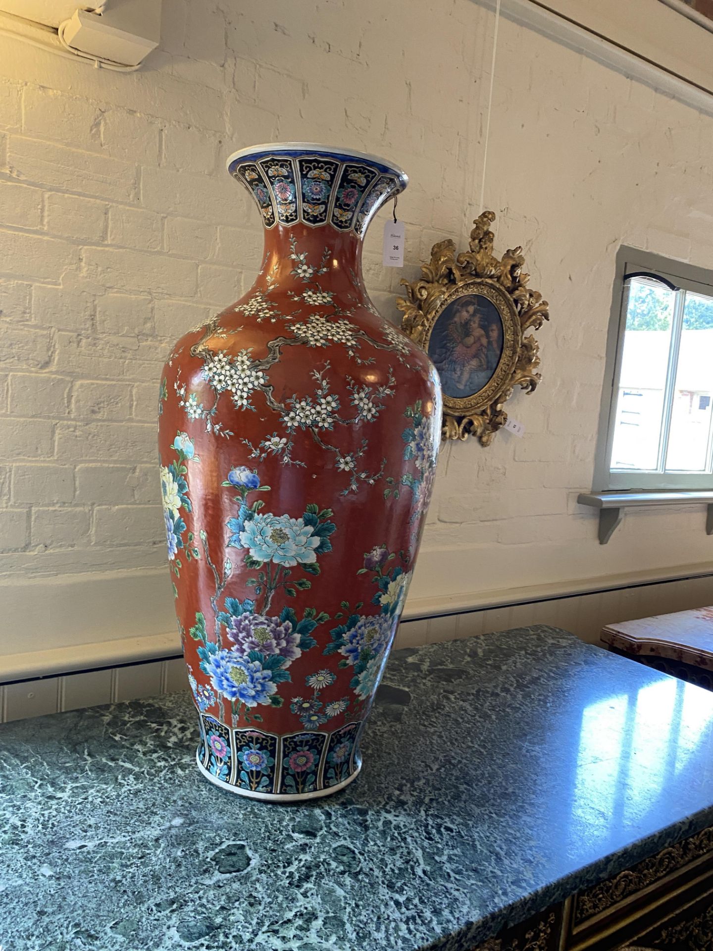 A large late 19th century Japanese tomato ground vase - Image 2 of 12