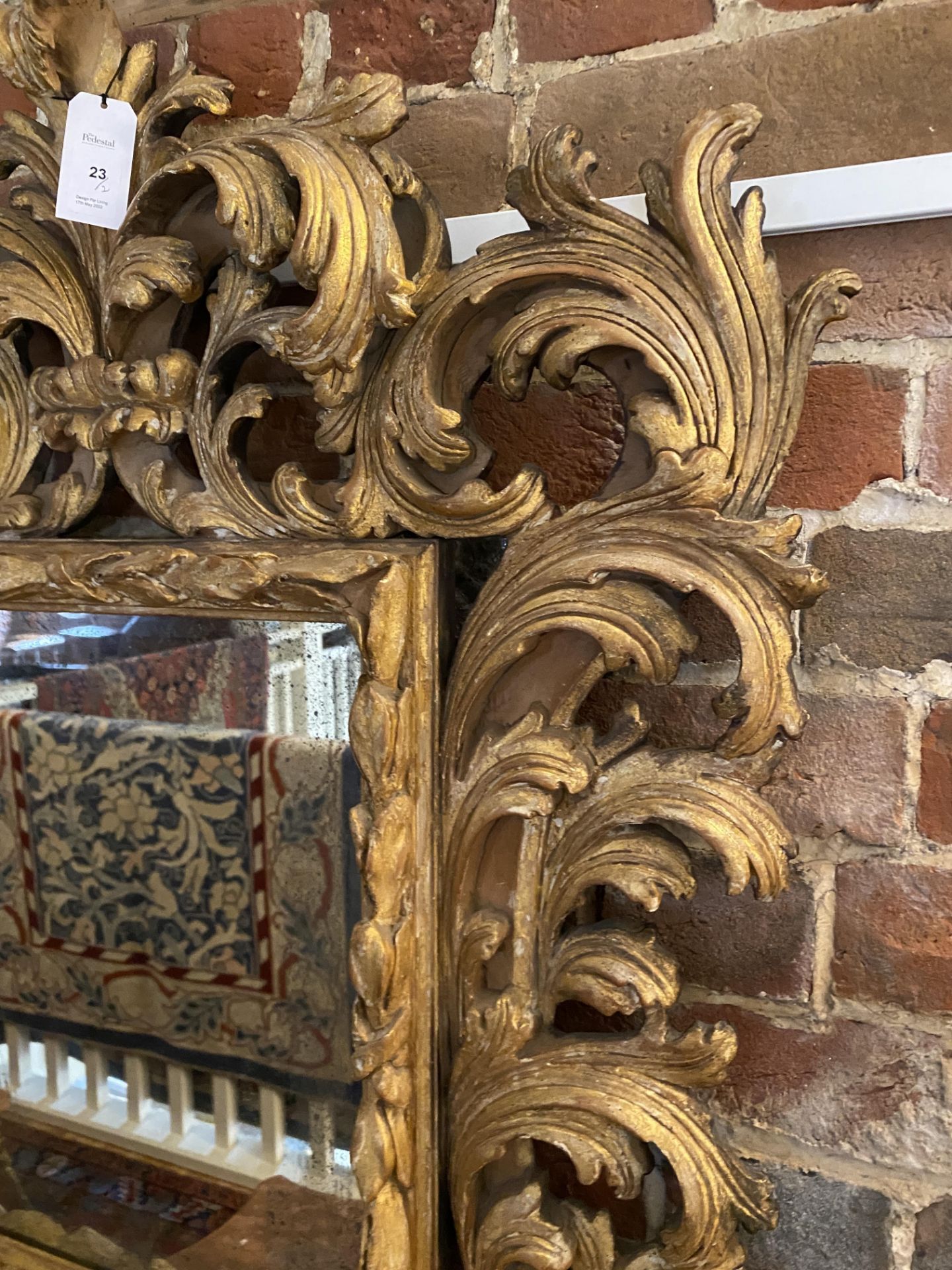 A pair of 17th century style Florentine carved gilt wood mirrors - Image 18 of 26