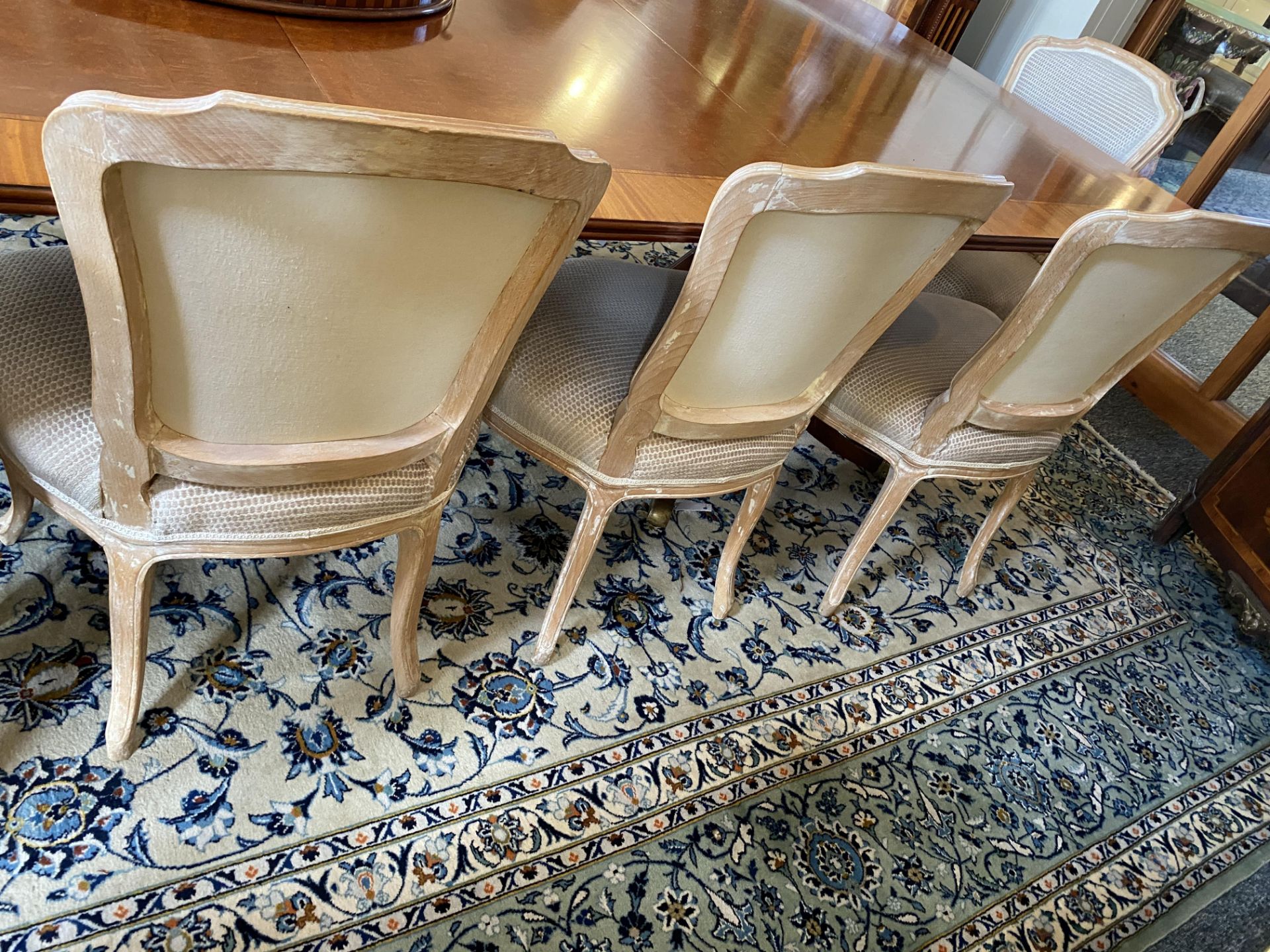 A set of twelve early 20th century Louis XV style beech and white painted dining chairs - Bild 6 aus 6