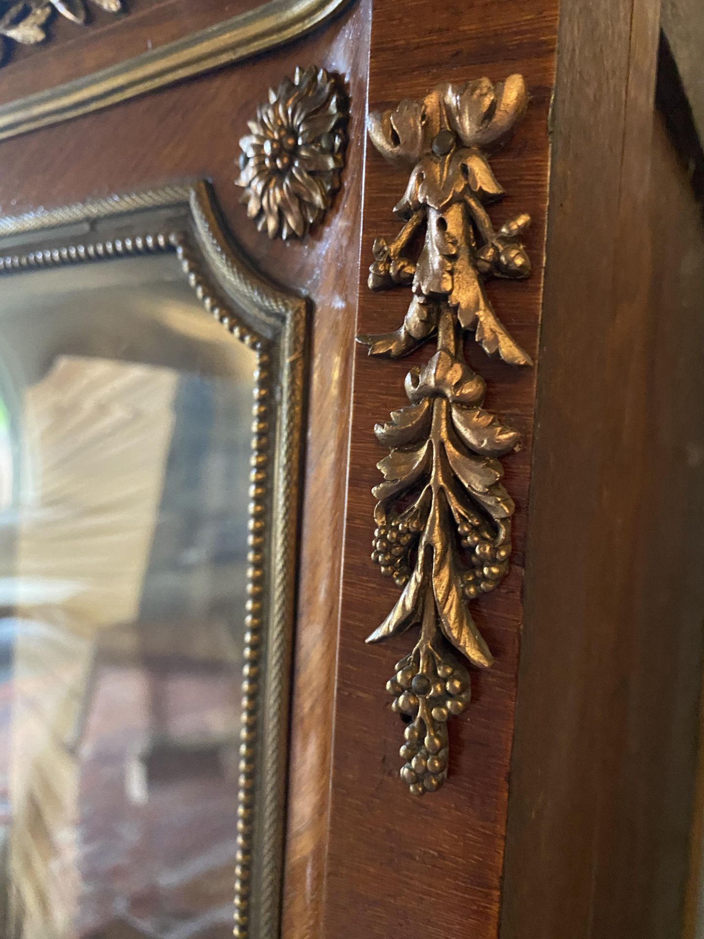 A 19th century French kingwood and gilt bronze mounted display cabinet - Image 12 of 15