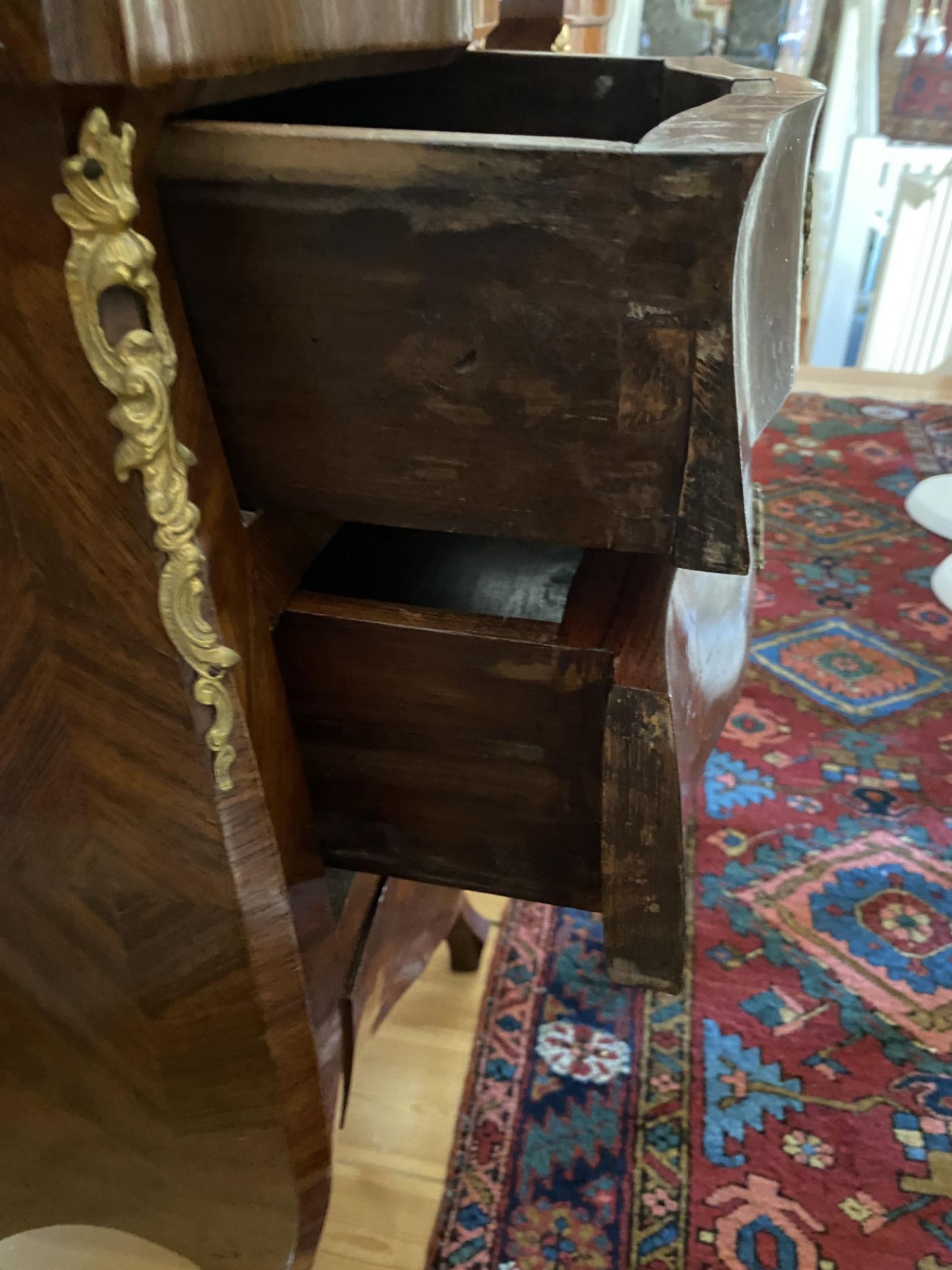 A pair of 19th century Italian kingwood and gilt bronze mounted commodes - Image 6 of 13