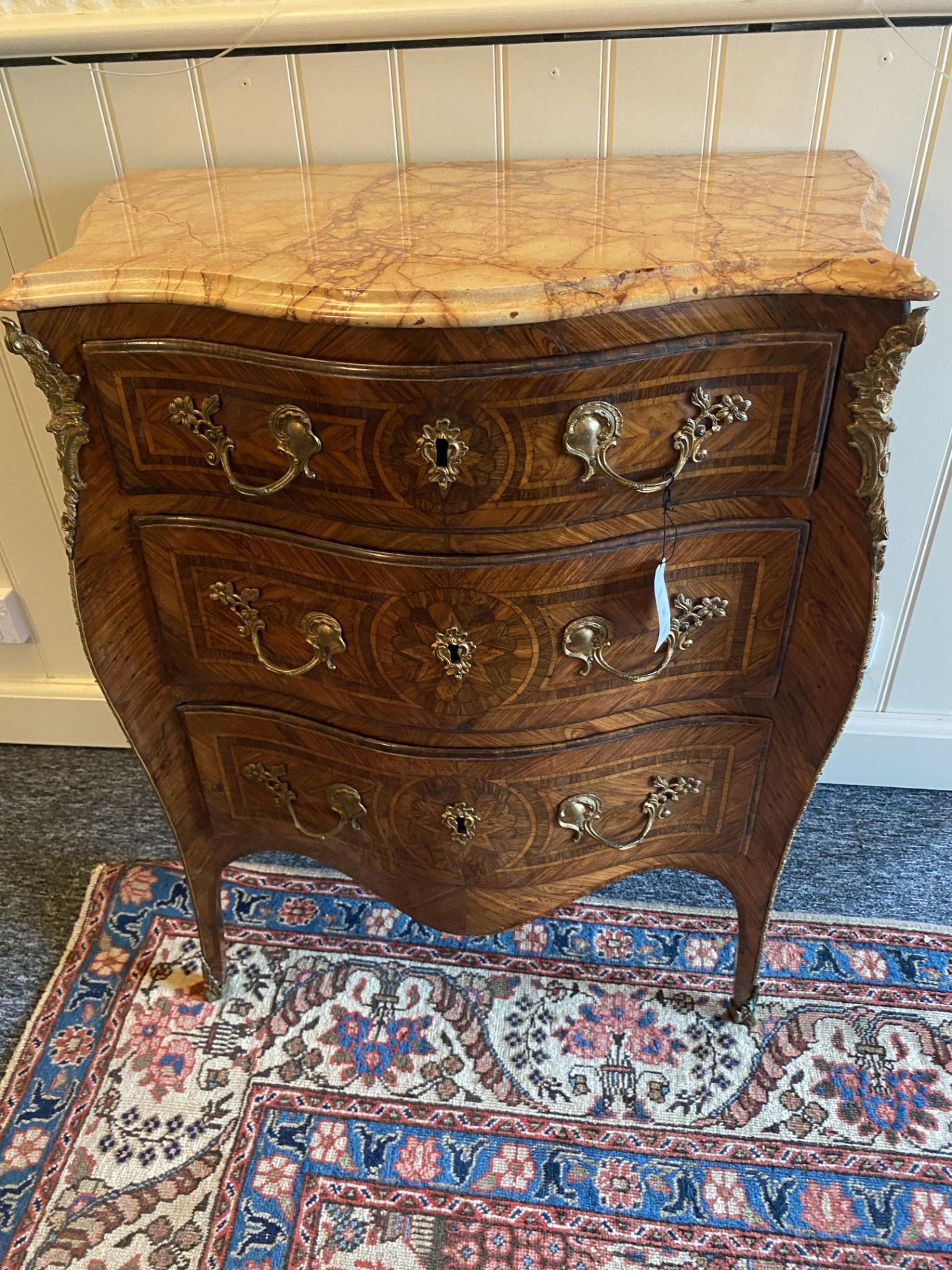 An 18th century Neapolitan kingwood serpentine petit commode - Image 3 of 8