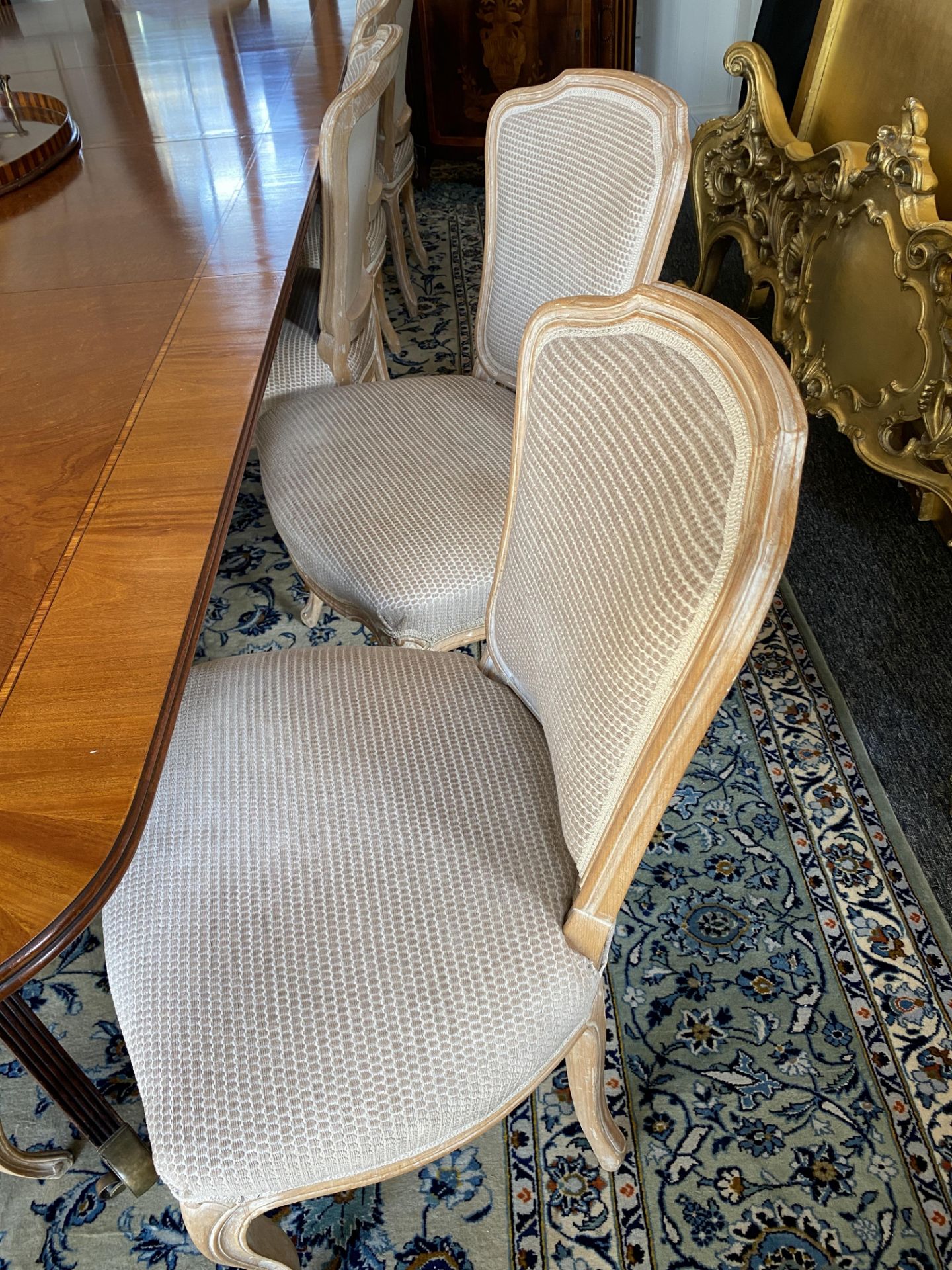 A set of twelve early 20th century Louis XV style beech and white painted dining chairs - Bild 2 aus 6