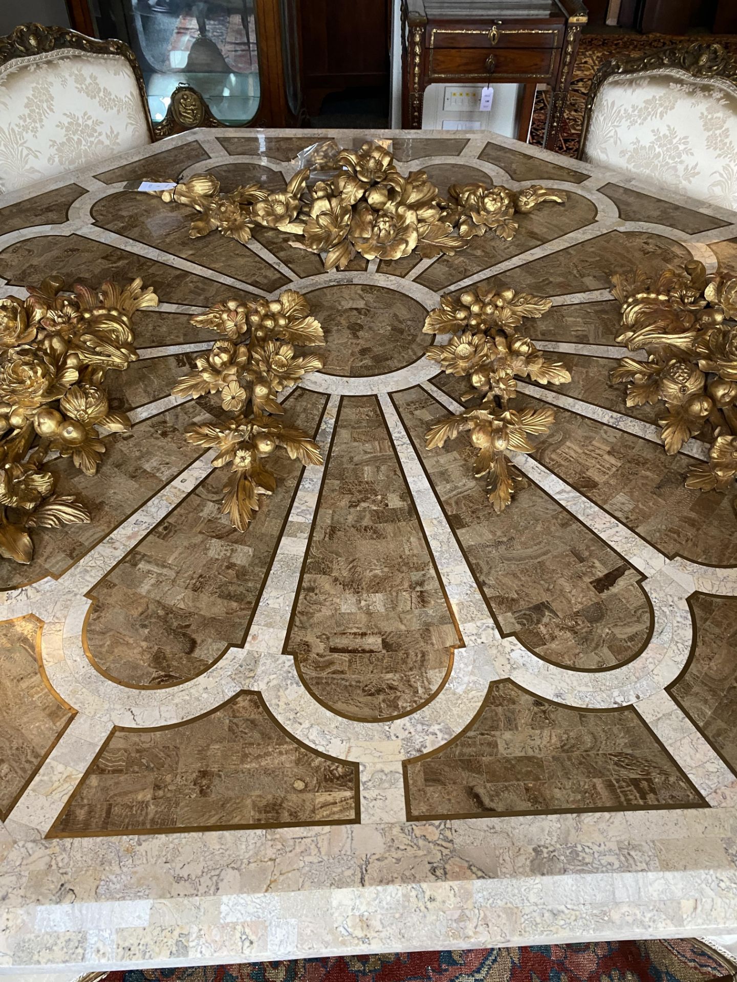 An octagonal marble veneered centre table - Bild 4 aus 12