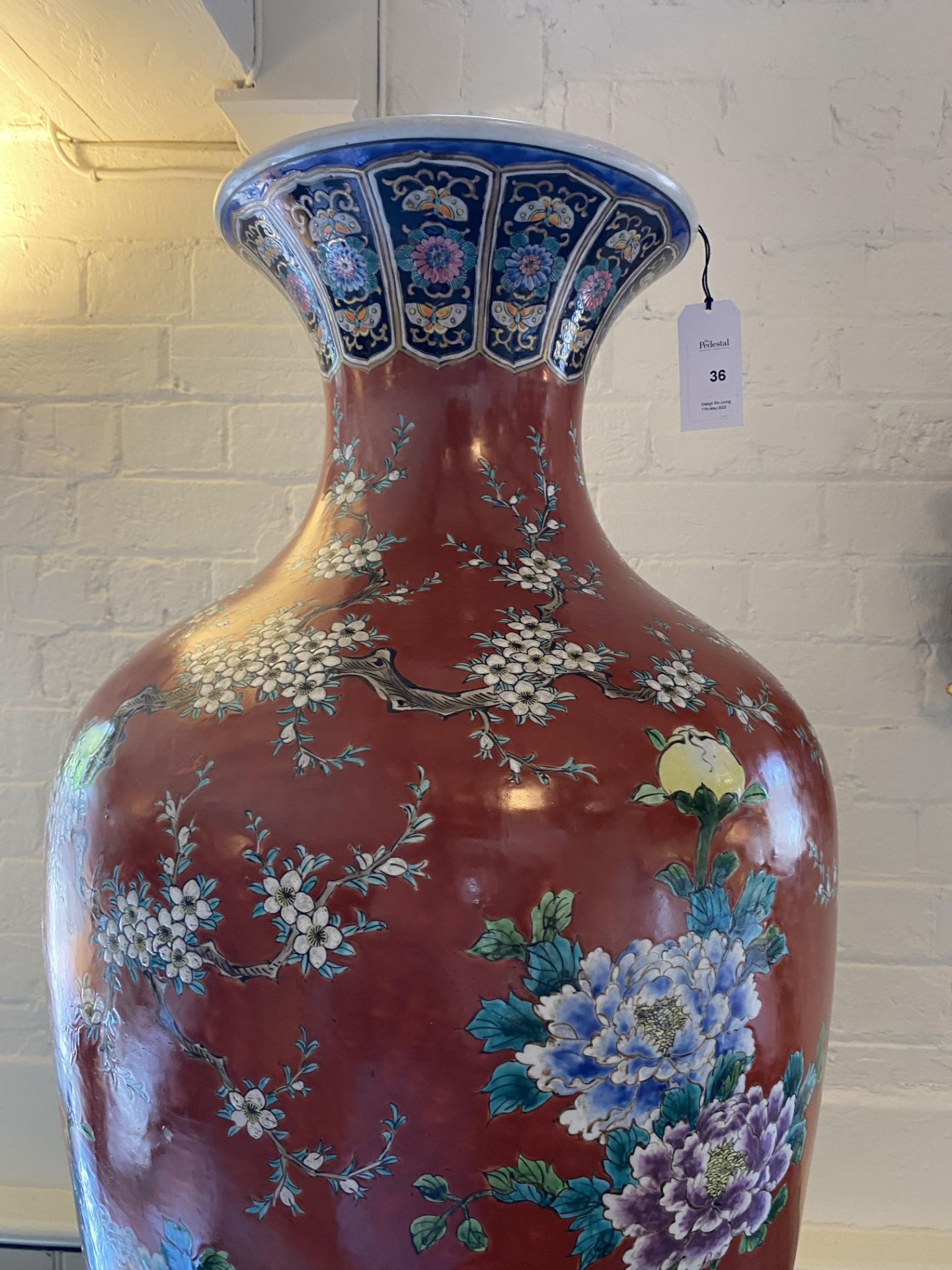 A large late 19th century Japanese tomato ground vase - Image 5 of 12