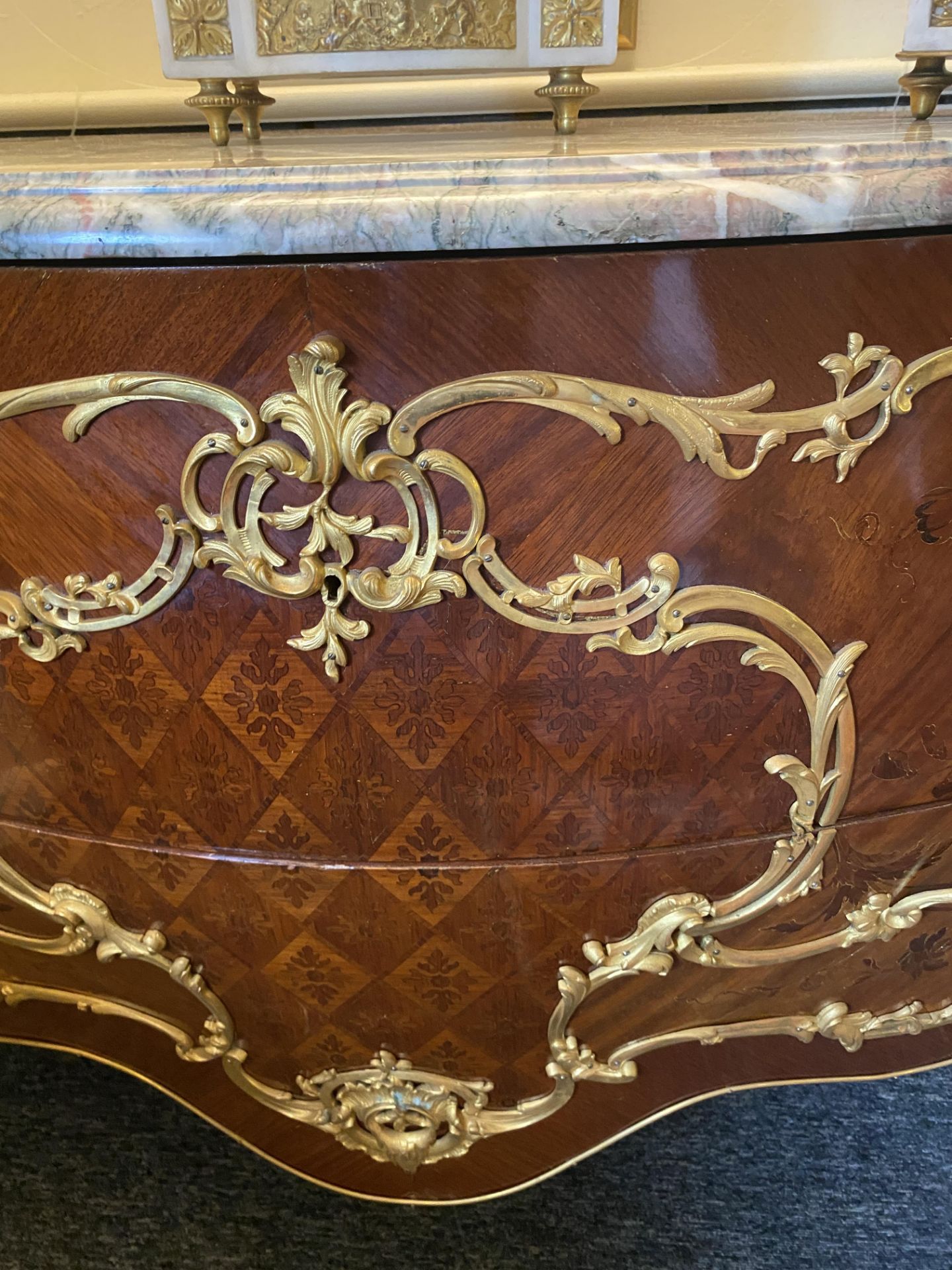 A late 19th century / early 20th century Louis XV style kingwood and marquetry commode retailed by M - Image 4 of 10