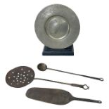 A quantity of kitchenalia metalware