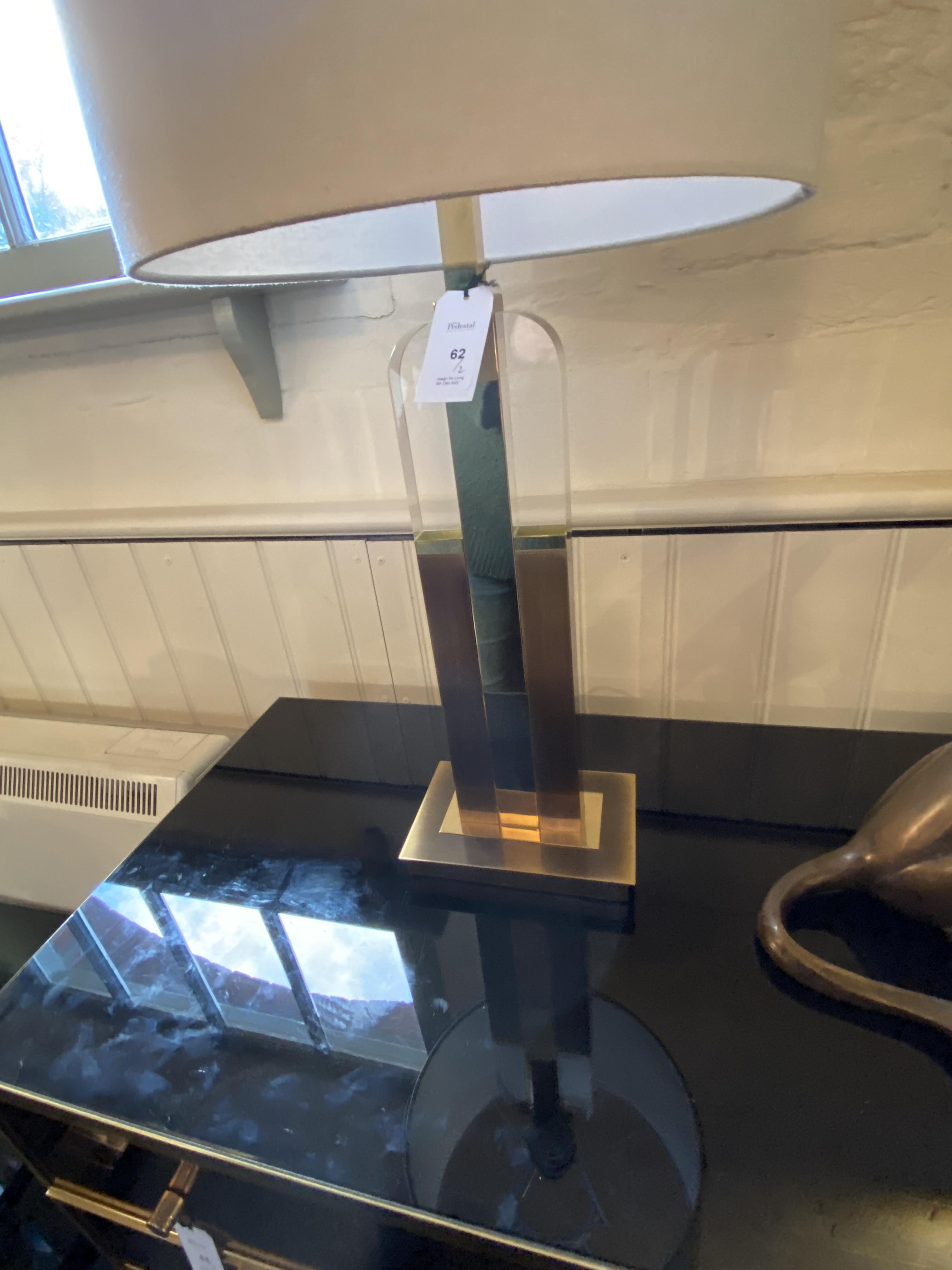 A pair of vintage antiqued brass, gilt brass and perspex table lamps - Image 7 of 9