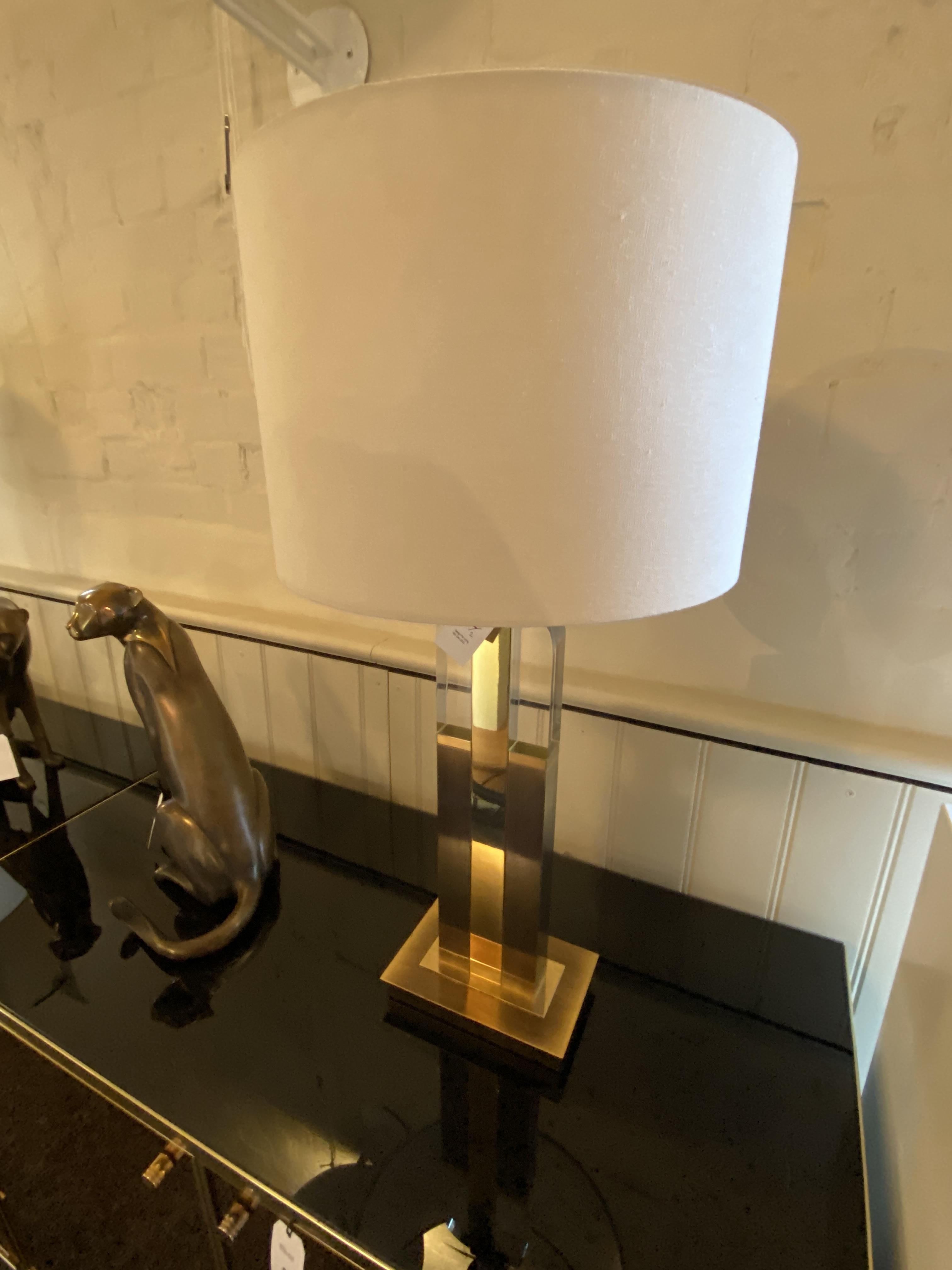 A pair of vintage antiqued brass, gilt brass and perspex table lamps - Image 3 of 9